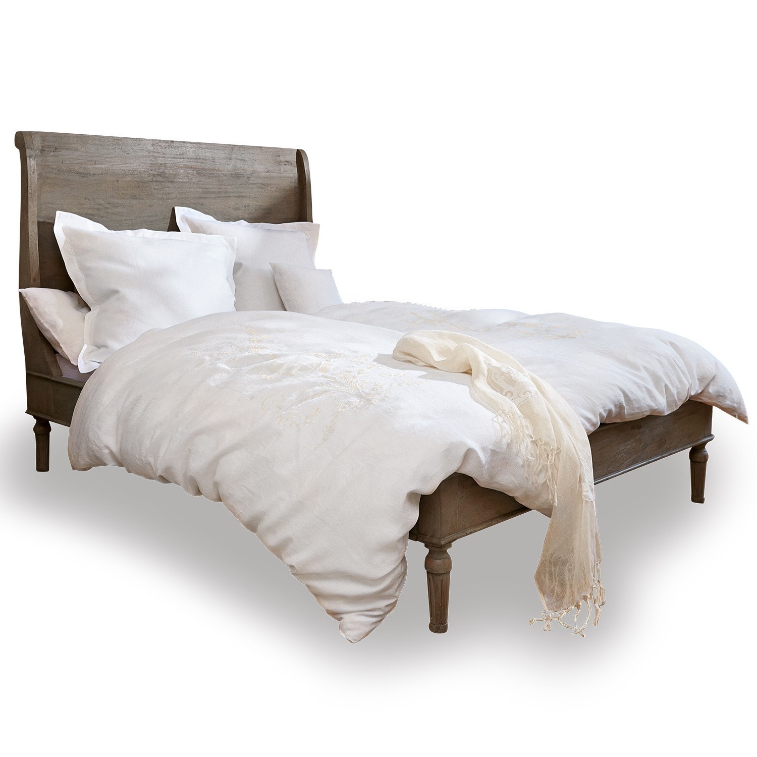 Bett Saint-Germier Graues Holzbett mit weisser Bettwäsche und hellem Schal am Rand, rustikaler Landhausstil