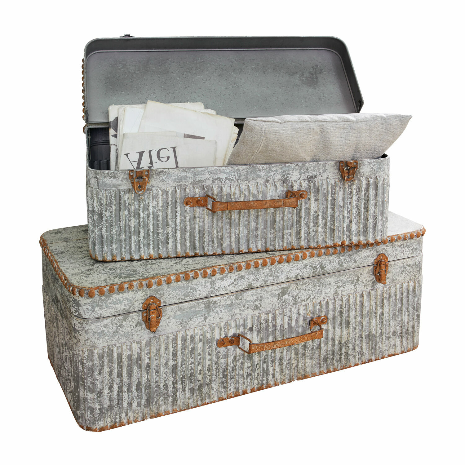Truhe 2er Set Robyn Set aus zwei grauen, antik anmutenden Metallkisten mit rostigen Griffen zur Aufbewahrung