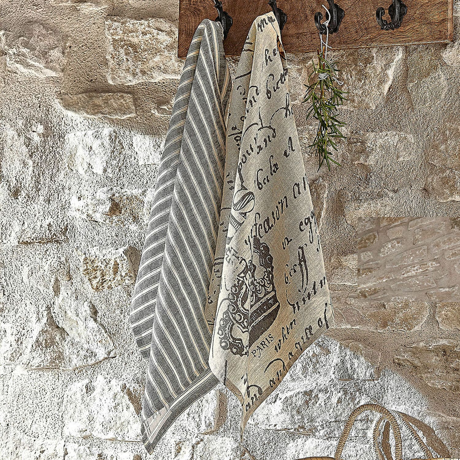 Geschirrtuch 2er Set Fleurissant Leinen-Geschirrtücher mit Streifen- und Schriftmuster in Grau und Beige an rustikaler Steinwand