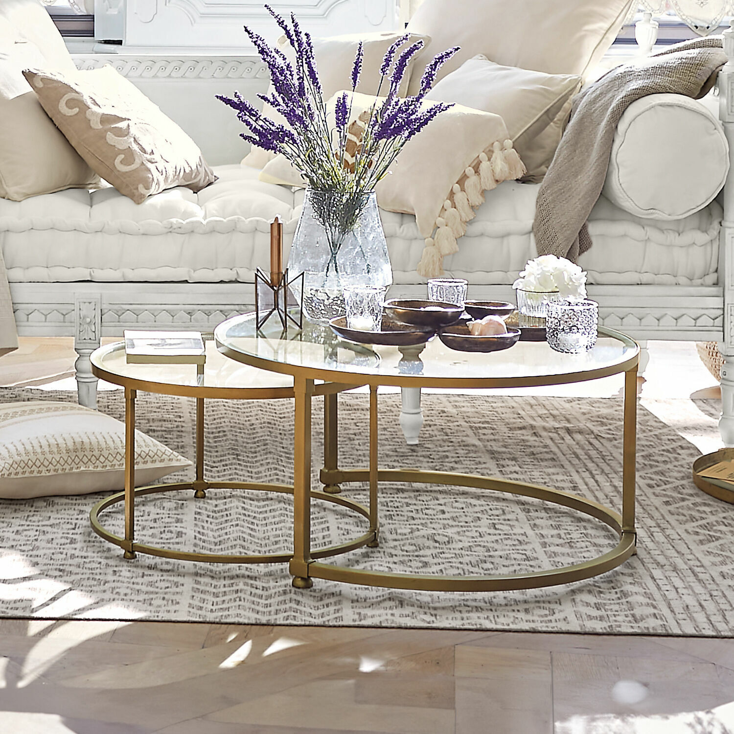 Couchtisch 2er Set Caraman Zweier-Set runder Couchtische mit Glasplatte und goldfarbigem Metallgestell im Wohnzimmer