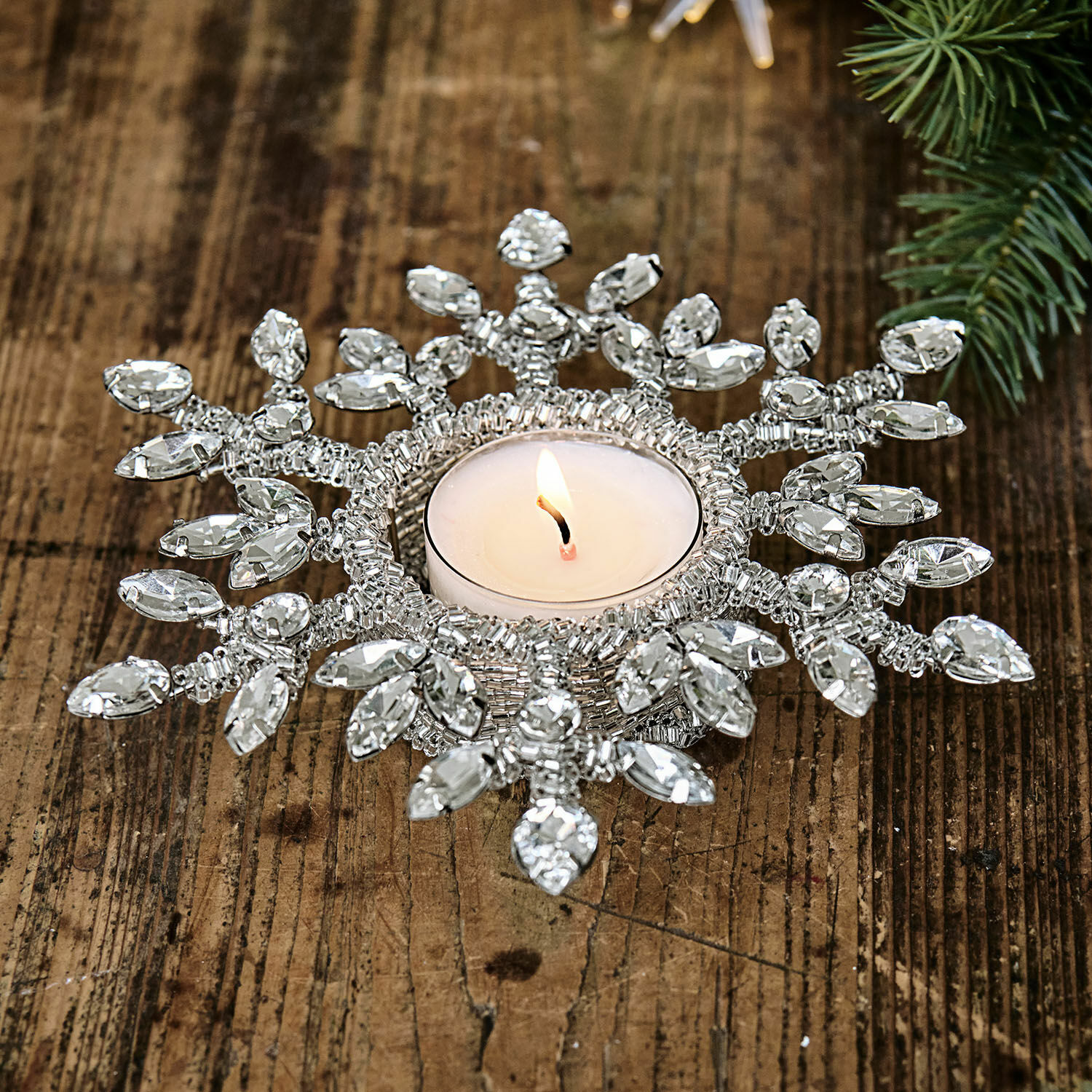Teelichthalter Selavine Kerzenhalter in Schneeflockenform mit transparenten Kristallen auf Holztisch, Weihnachtsdekoration