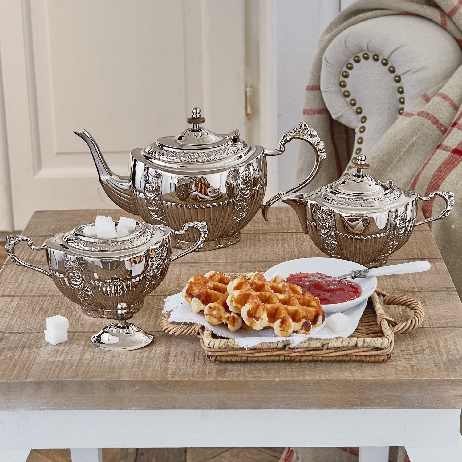 Tee-Set Ingliston Silbernes Teeservice mit Teekanne, Zuckerdose und Milchgiesser auf Holztisch mit Waffeln und Konfitüre