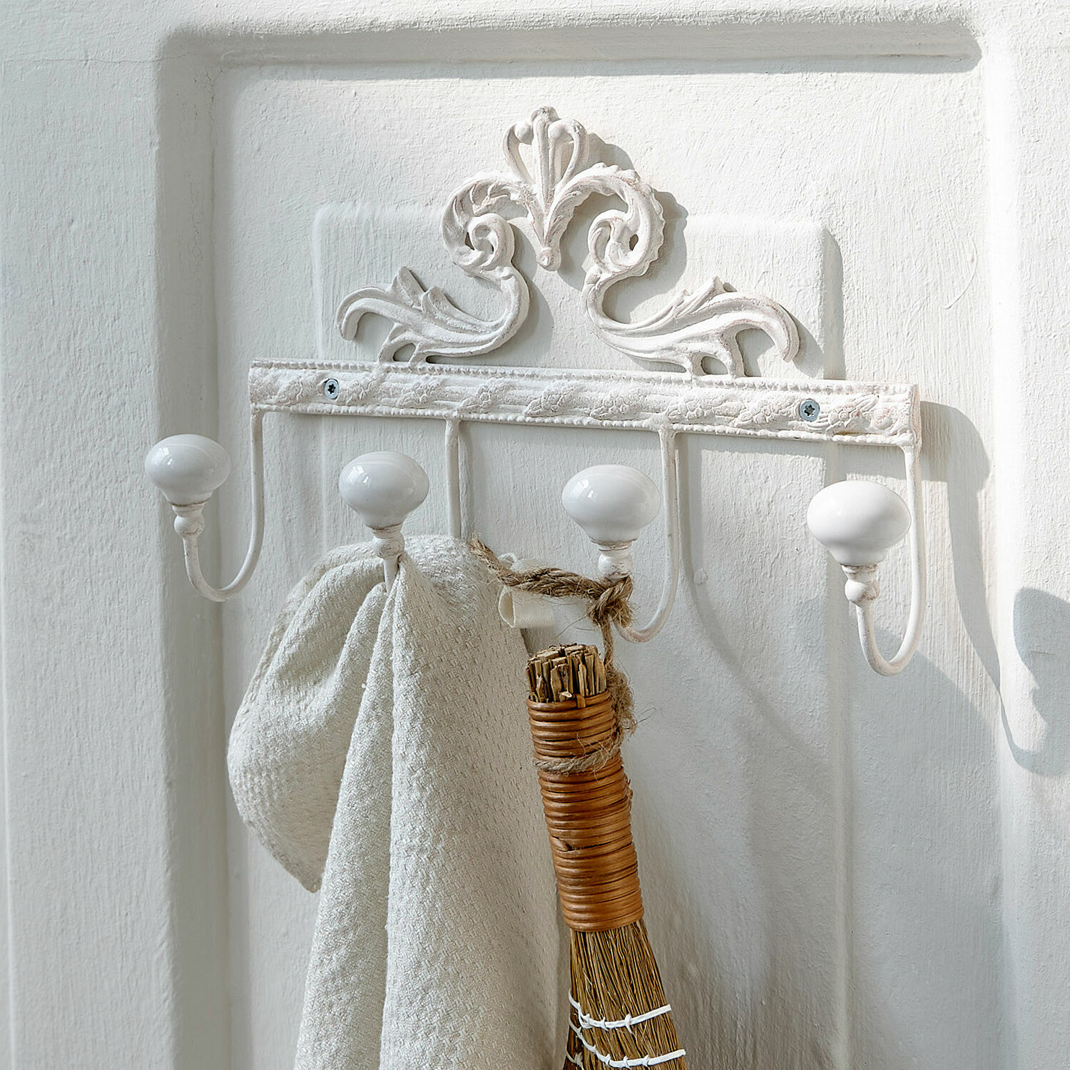 Hakenleiste Cher Weisser Metall-Wandhaken mit Keramikkugeln und dekorativem Muster, ideal für den Gang