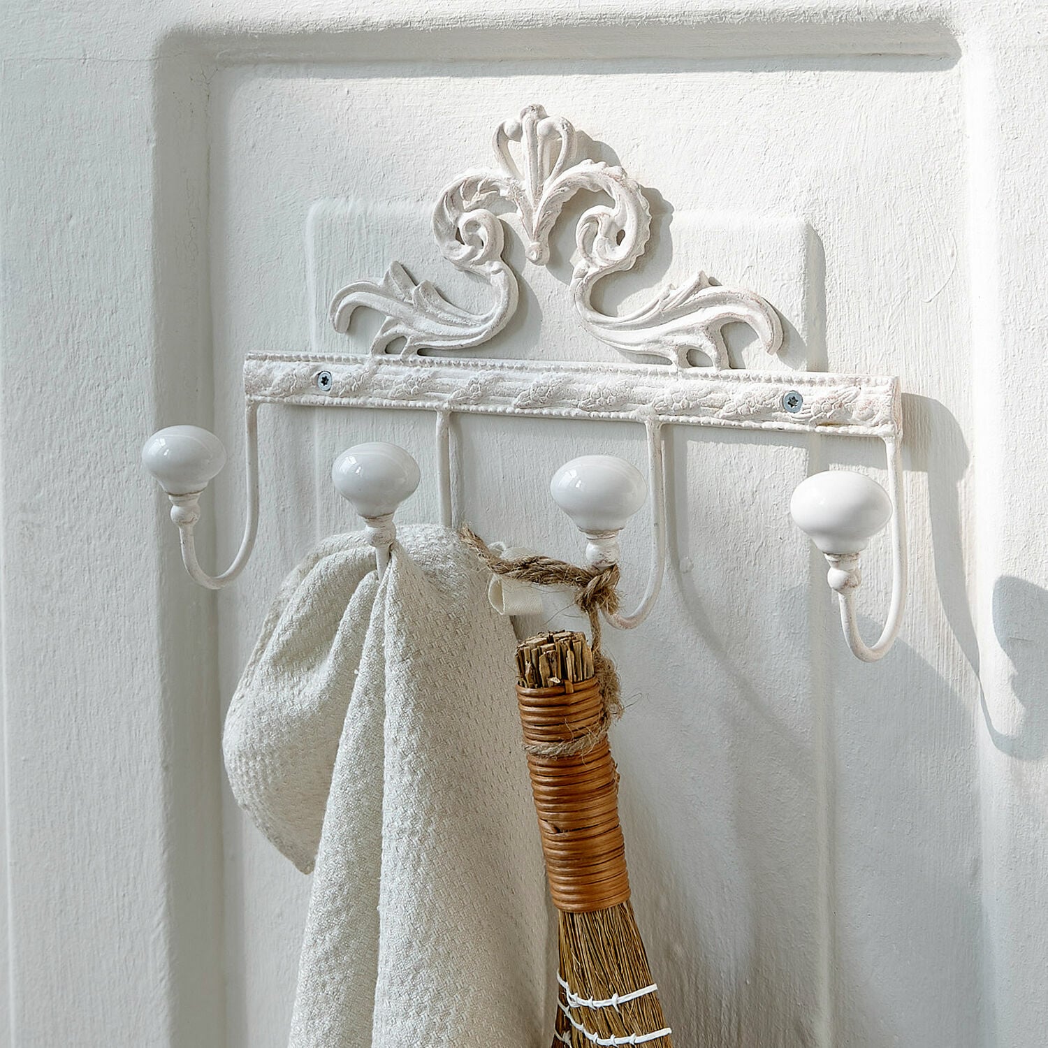 Hakenleiste Cher Weisser Metall-Wandhaken mit Keramikkugeln und dekorativem Muster, ideal für den Gang