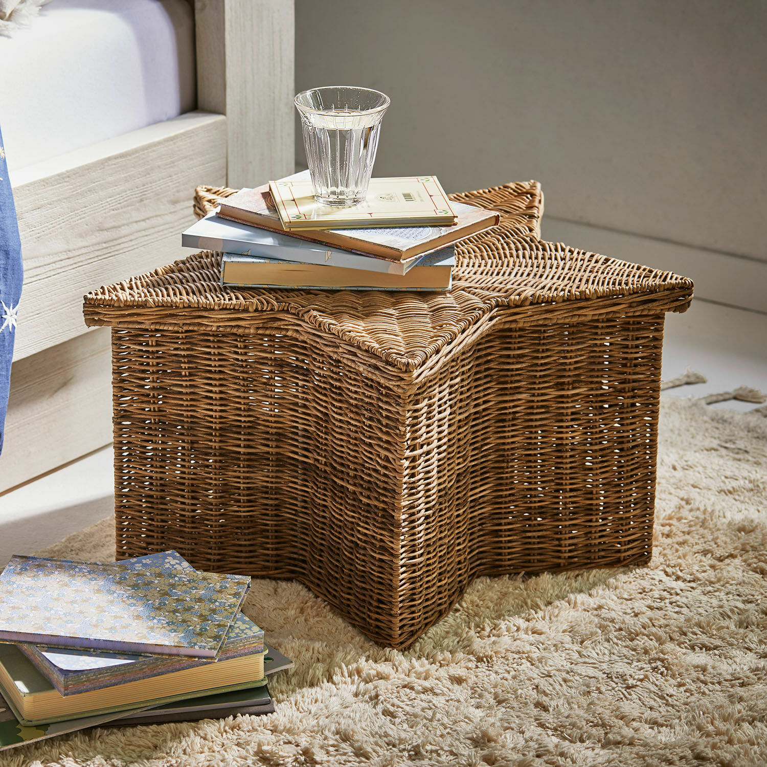 Korb Rivolina Sternförmiger Rattankorb auf Teppich mit Büchern und Wasserglas, naturfarben