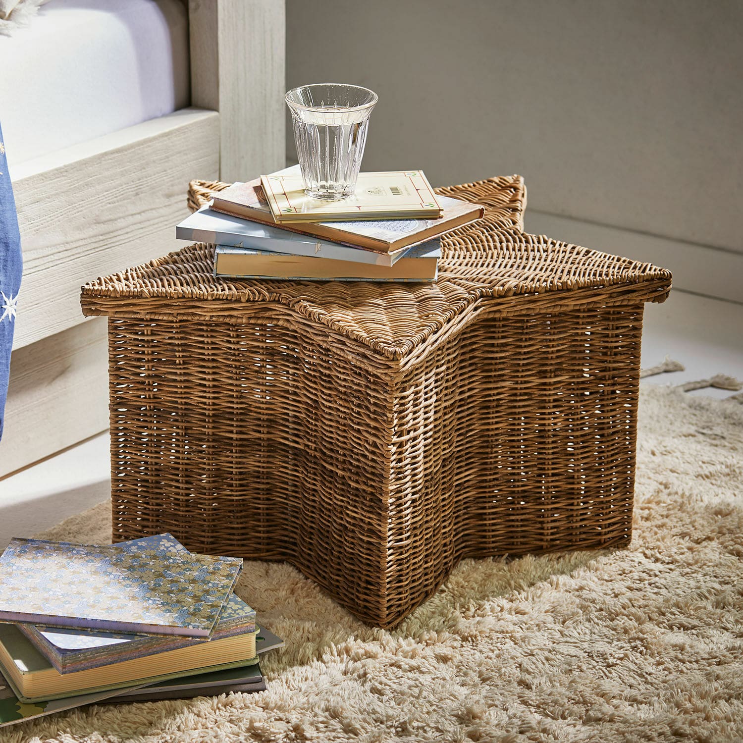 Korb Rivolina Sternförmiger Rattankorb auf Teppich mit Büchern und Wasserglas, naturfarben