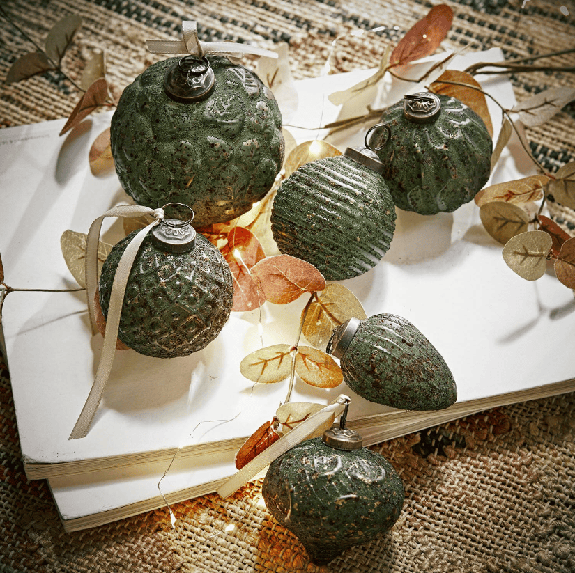 6-teiliges Set grüner Weihnachtskugeln Moriches mit Struktur und Bändern für festliche Dekoration
