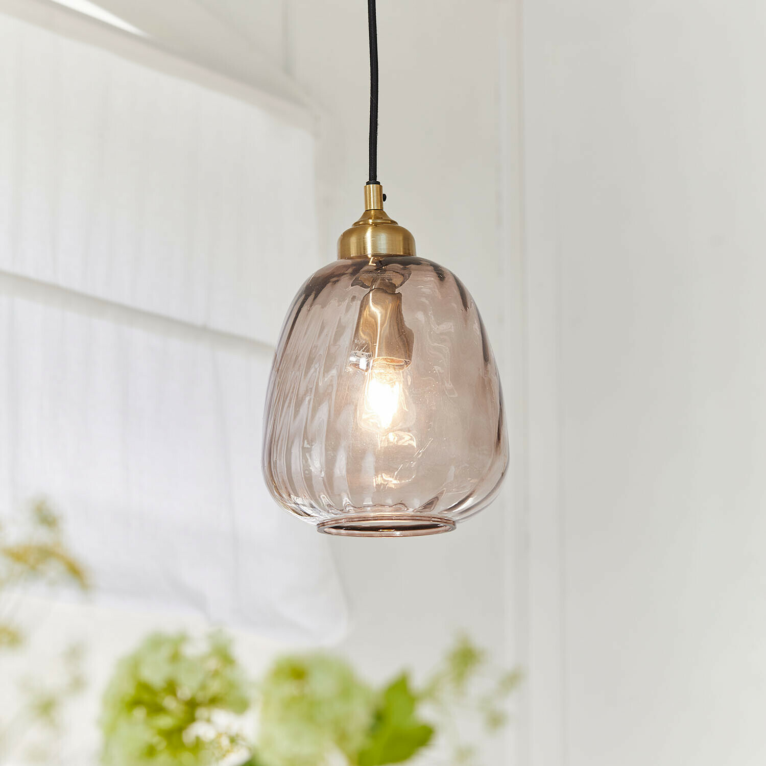 Hängeleuchte aus transparentem rosa Glas mit Messingfassung, modernes Wohnraumlicht