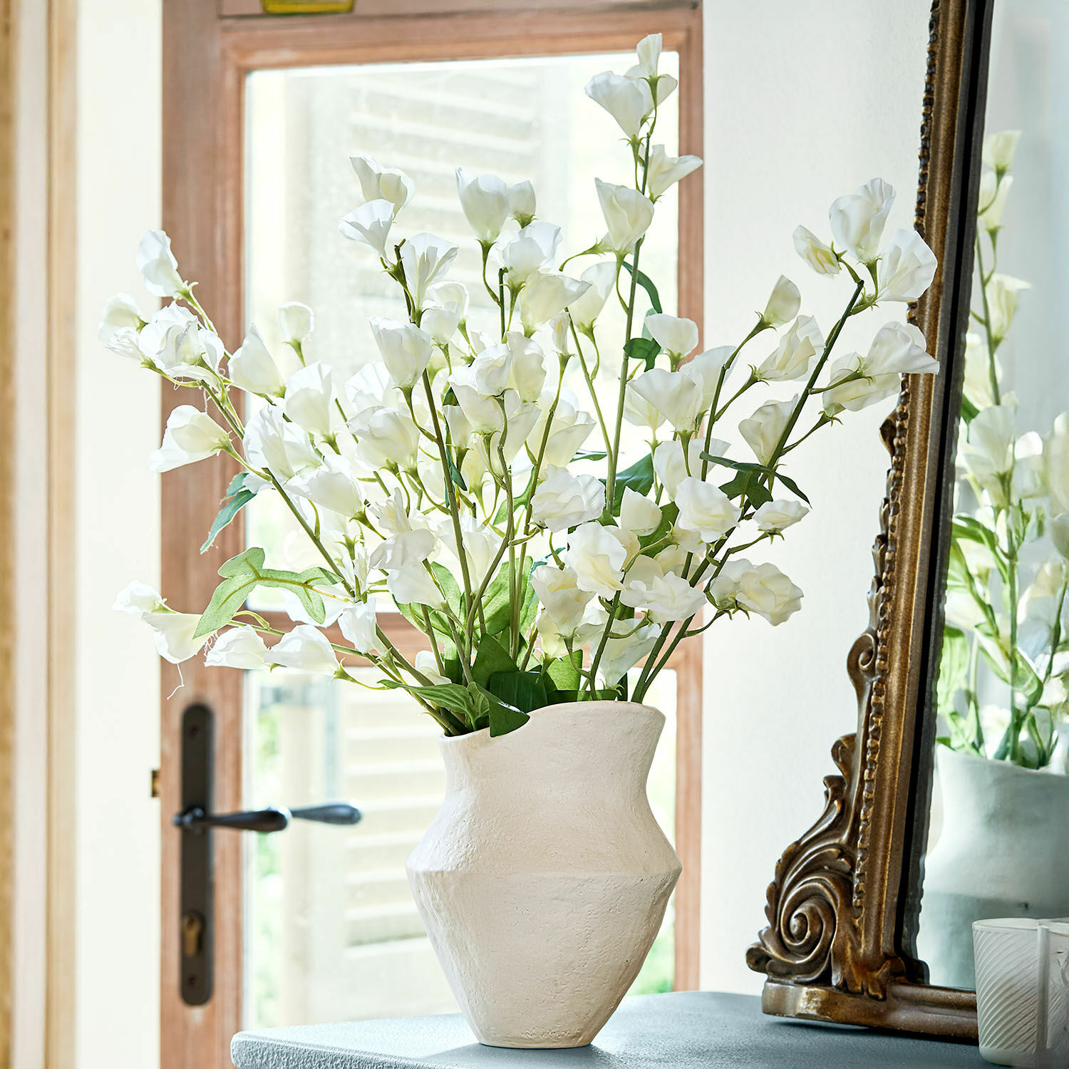 Blume 6er Set Clavigny Weisse Keramikvase mit weissen Dekoblumen auf Tisch neben einem antiken Spiegel