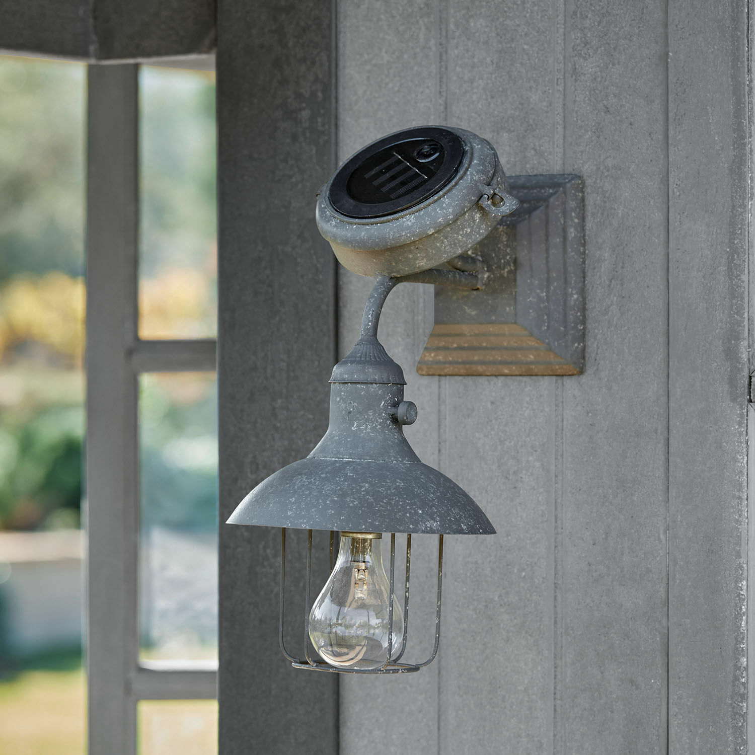 Solar-Wandlaterne Anniviers Graue Metall-Wandleuchte mit Schirm und Glühbirne im rustikalen Stil für Aussenbeleuchtung
