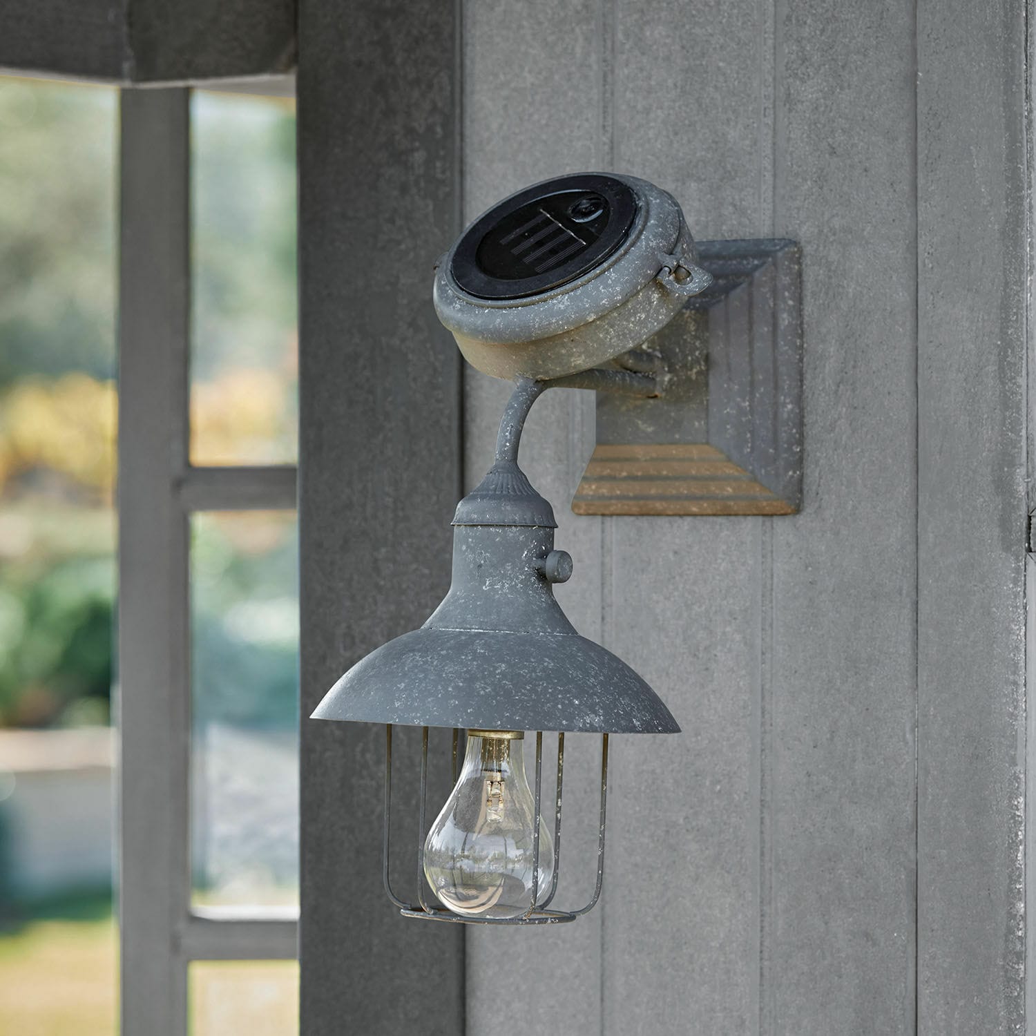Solar-Wandlaterne Anniviers Graue Metall-Wandleuchte mit Schirm und Glühbirne im rustikalen Stil für Aussenbeleuchtung