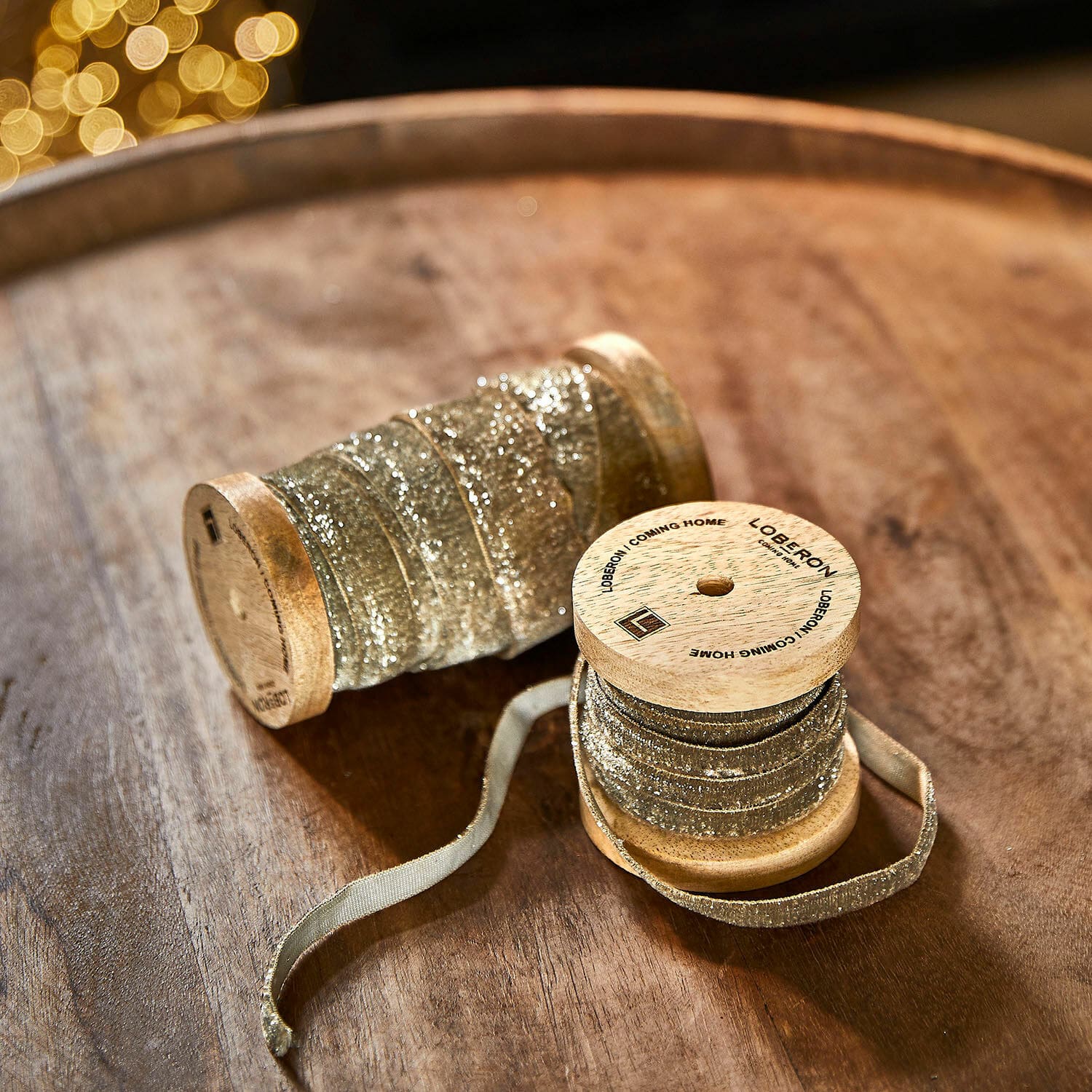Samtband 2er Set Risorio Holzspulen mit glitzerndem goldfarbenem Band auf Holztisch für festliche Dekoration