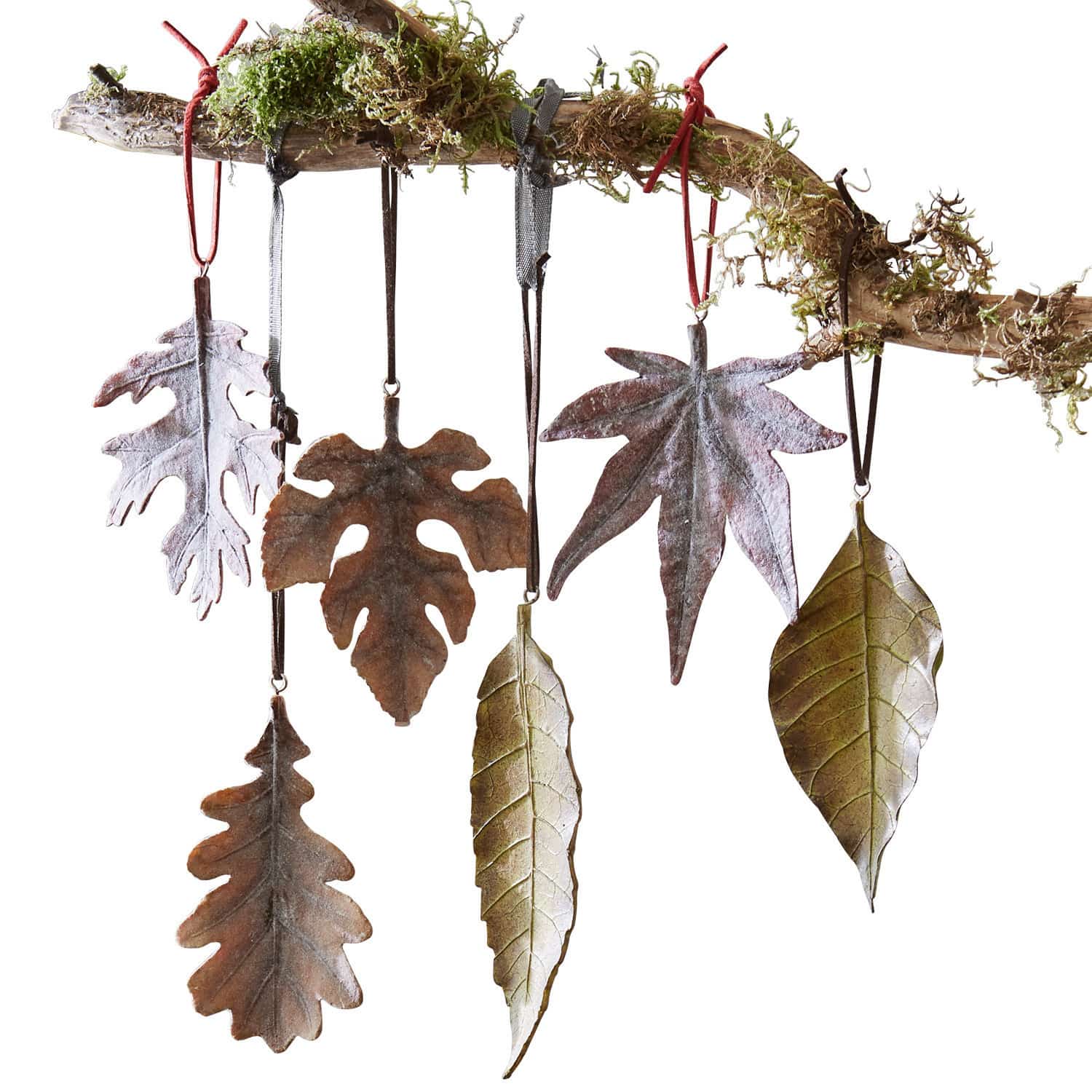 Blatt 6er Set Merel Metallblätter in Braun- und Grüntönen, an einem moosbedeckten Ast hängend, herbstliche Dekoration