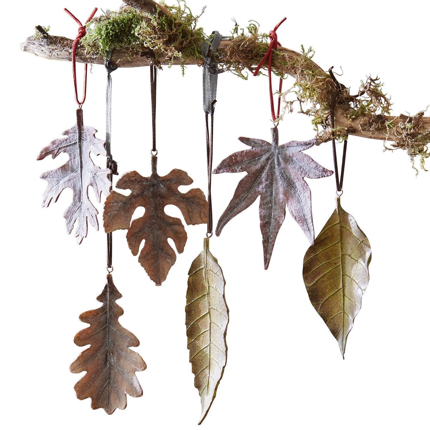 Blatt 6er Set Merel Metallblätter in Braun- und Grüntönen, an einem moosbedeckten Ast hängend, herbstliche Dekoration