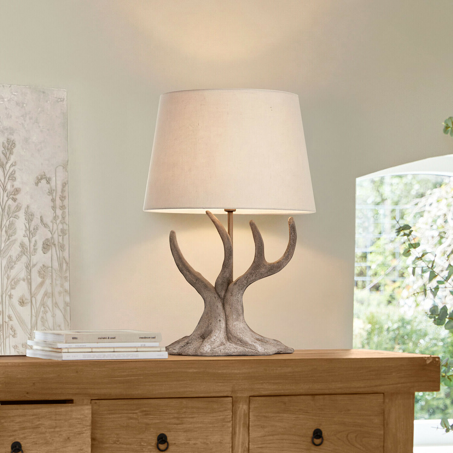 Tischlampe Kestrell Tischlampe mit beigem Schirm und grauer, astähnlicher Basis, elegante Wohnraumbeleuchtung