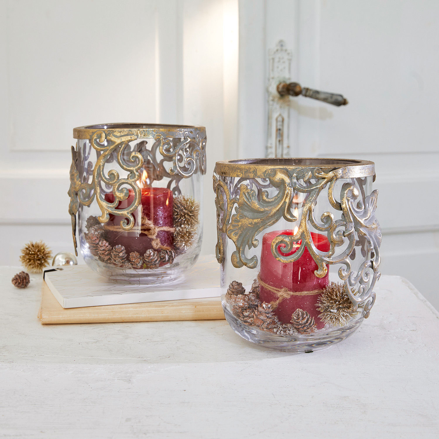 Windlicht 2er Set Sundini Glaswindlichter mit roten Kerzen und goldenen Verzierungen, festliche Tischdekoration