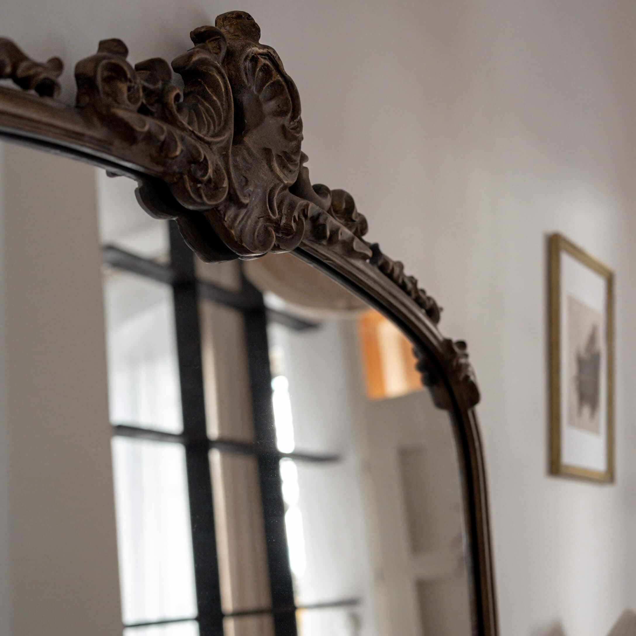 Verziertes Spiegel mit dunkelbraunem Holzrahmen und klassischem Schnitzdesign für Wohnzimmer