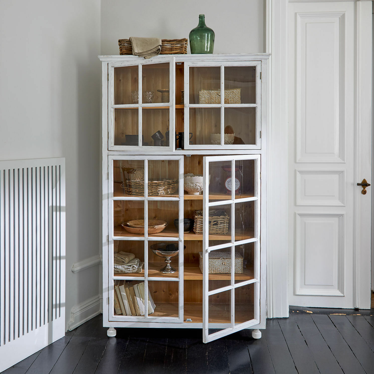 Schrank Bellac Weisse Holzvitrine mit Glastüren und natürlichem Innenraum im rustikalen Stil