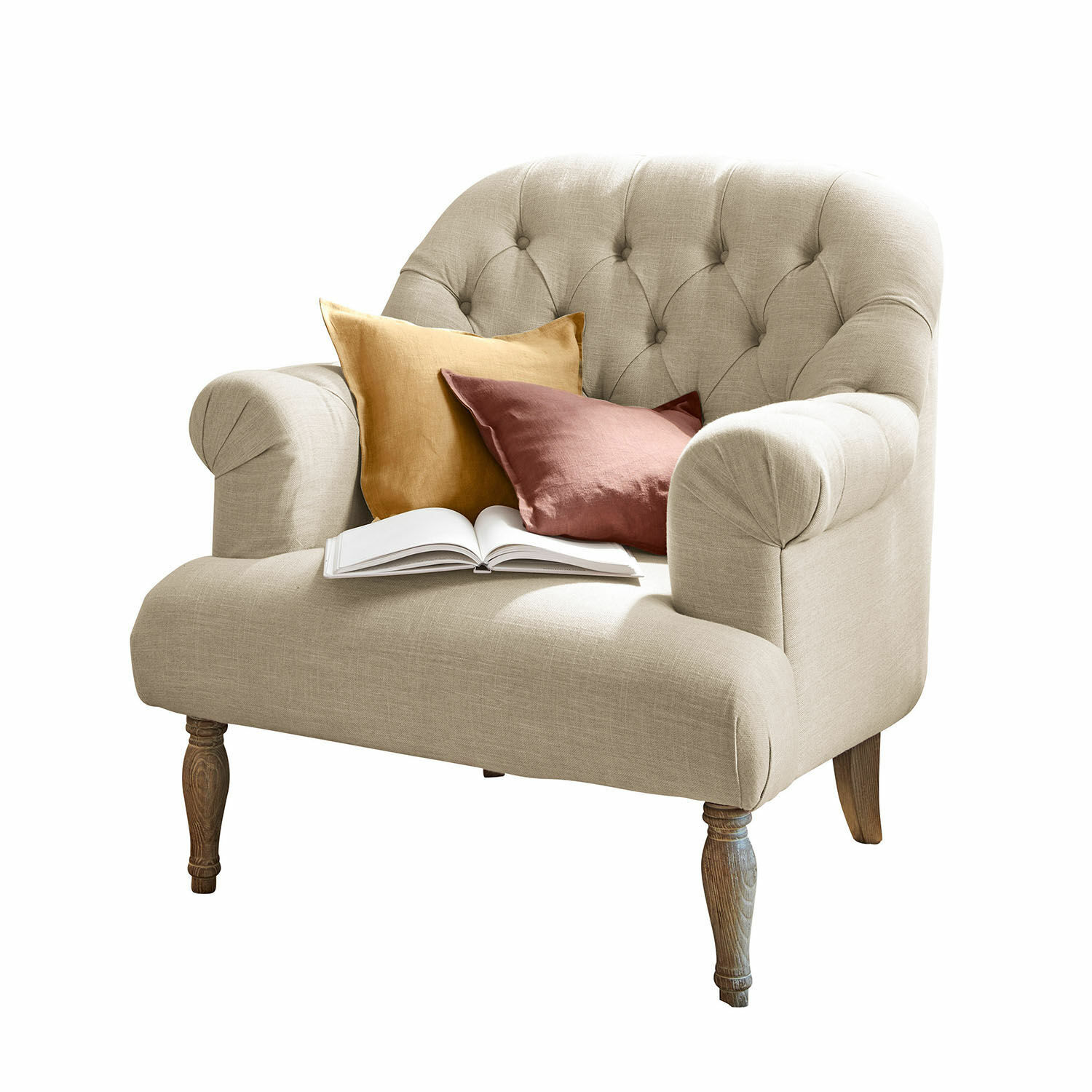 Sessel Shambrook Beige gepolsterte Couch mit Holzfüssen, zwei farbigen Kissen und offenem Buch für gemütliches Wohnen