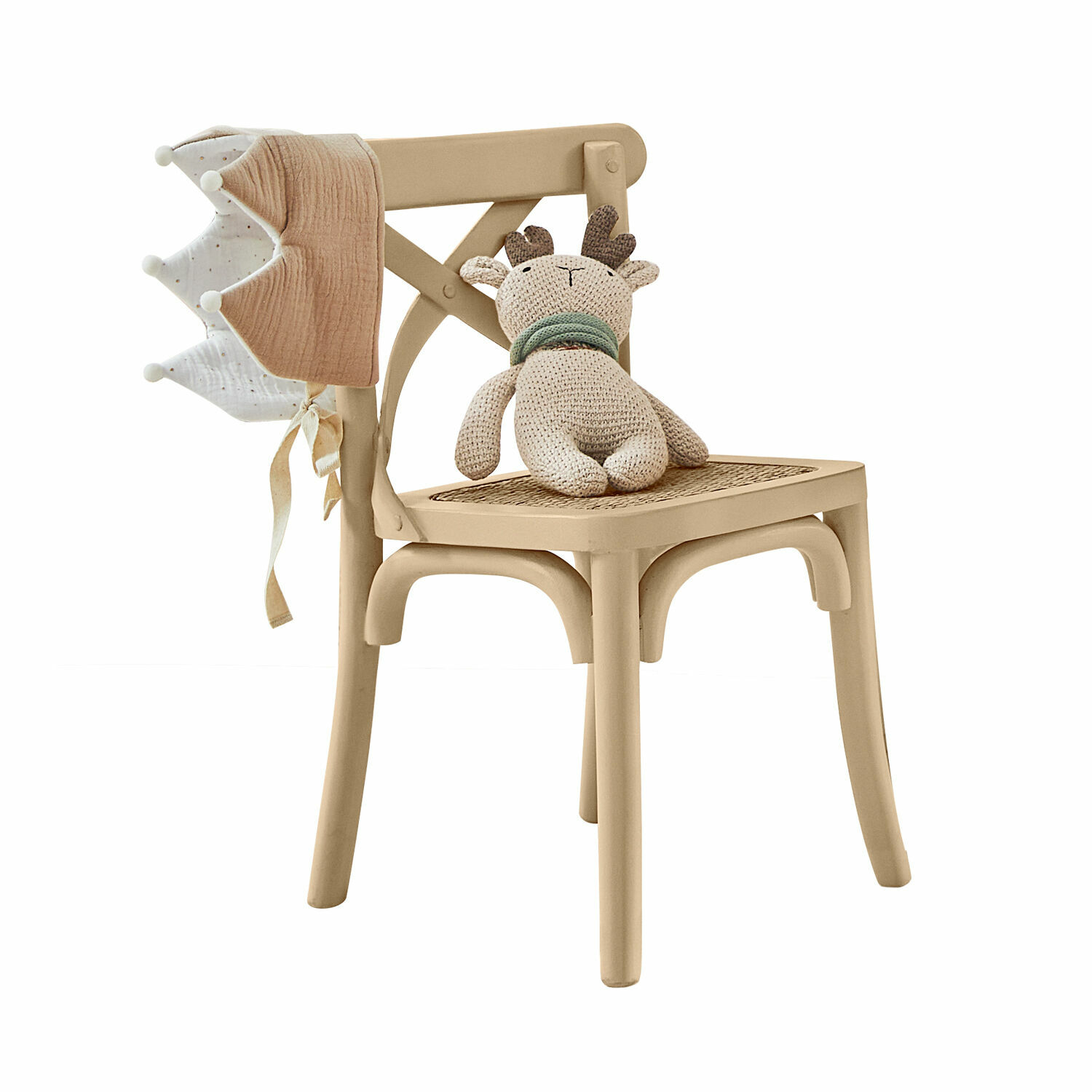 Kinderstuhl Sourila Beiger Holzstuhl mit geflochtenem Sitz, gestricktem Rentier und Kinderkrone aus Stoff