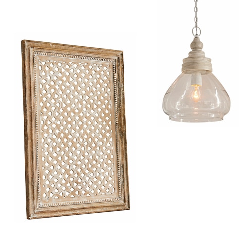 Holz-Wanddekoration mit filigranem Muster in Naturfarbe und hängende Glaslampe mit Holzdetails