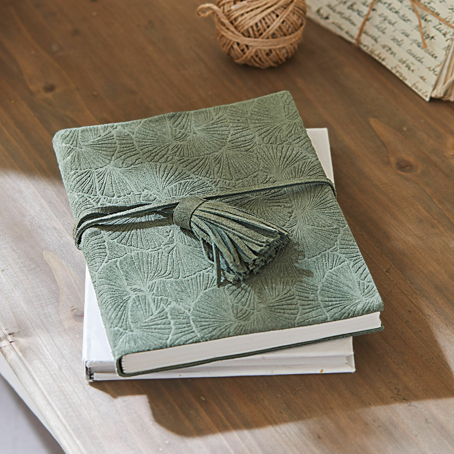 Notizbuch Brocton Grünes Notizbuch aus Wildleder mit Prägung und Quaste auf Holztisch, Schreibutensilien