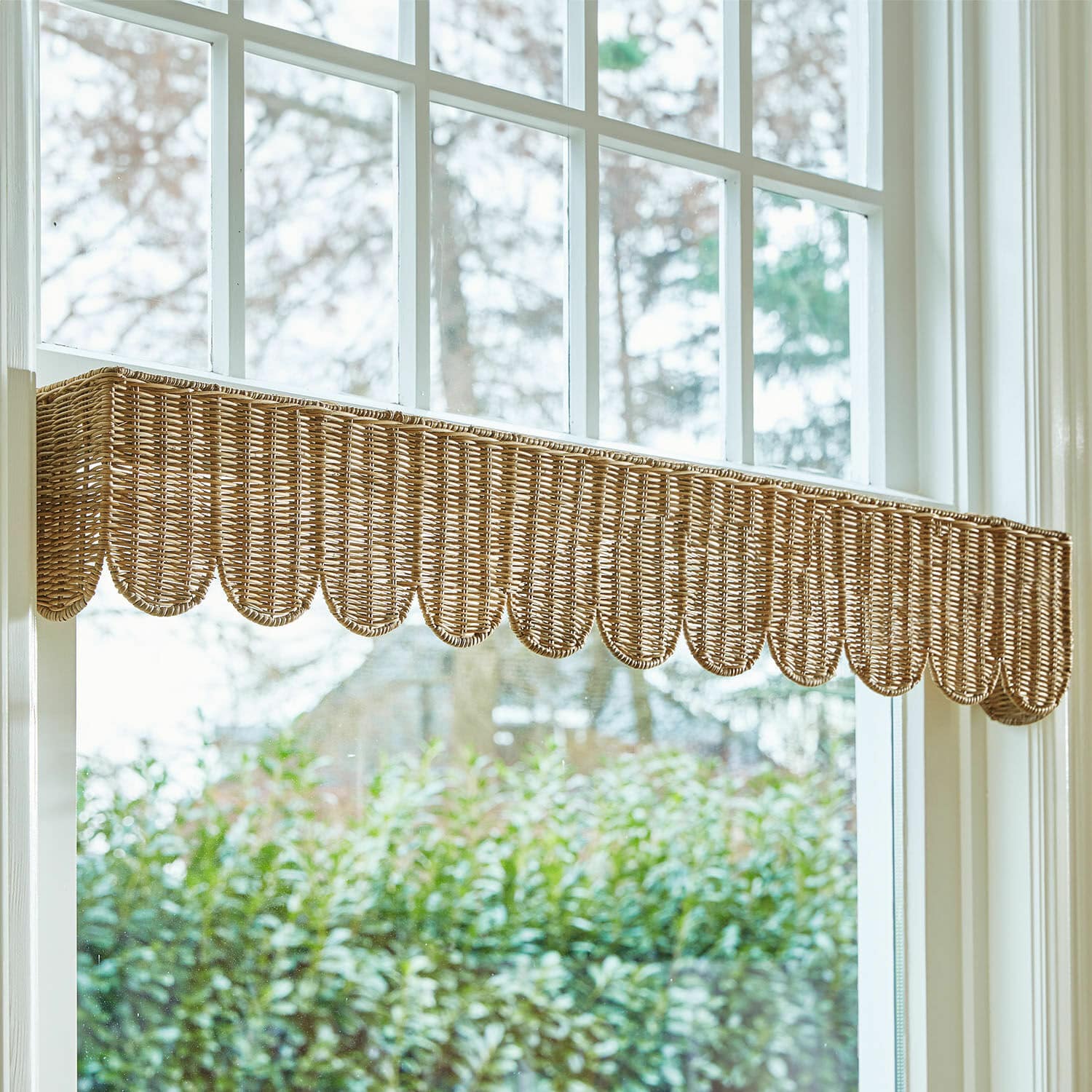 Fensterverkleidung Glyndon Natürlicher Rattan-Fensterbehang in Hellbraun mit wellenförmigem Rand zur Fensterdekoration