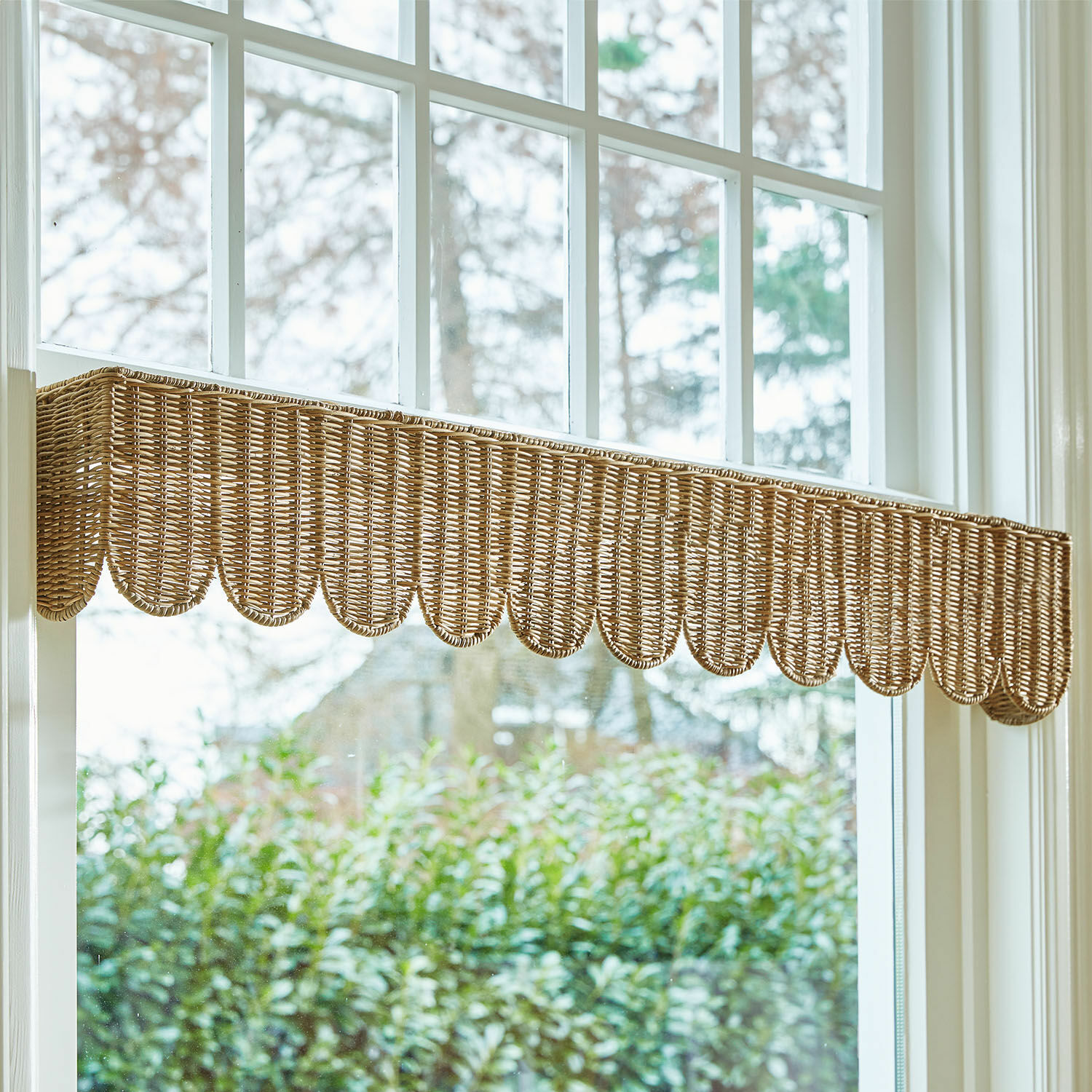 Fensterverkleidung Glyndon Natürlicher Rattan-Fensterbehang in Hellbraun mit wellenförmigem Rand zur Fensterdekoration