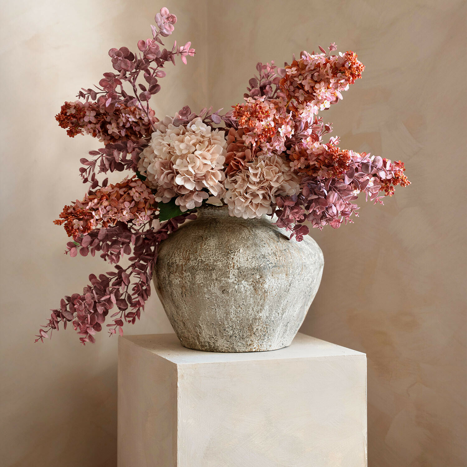 Vase Champs Rustikaler Steinvase mit rosa und beigen Dekoblumen für stilvolle Wohnraumgestaltung