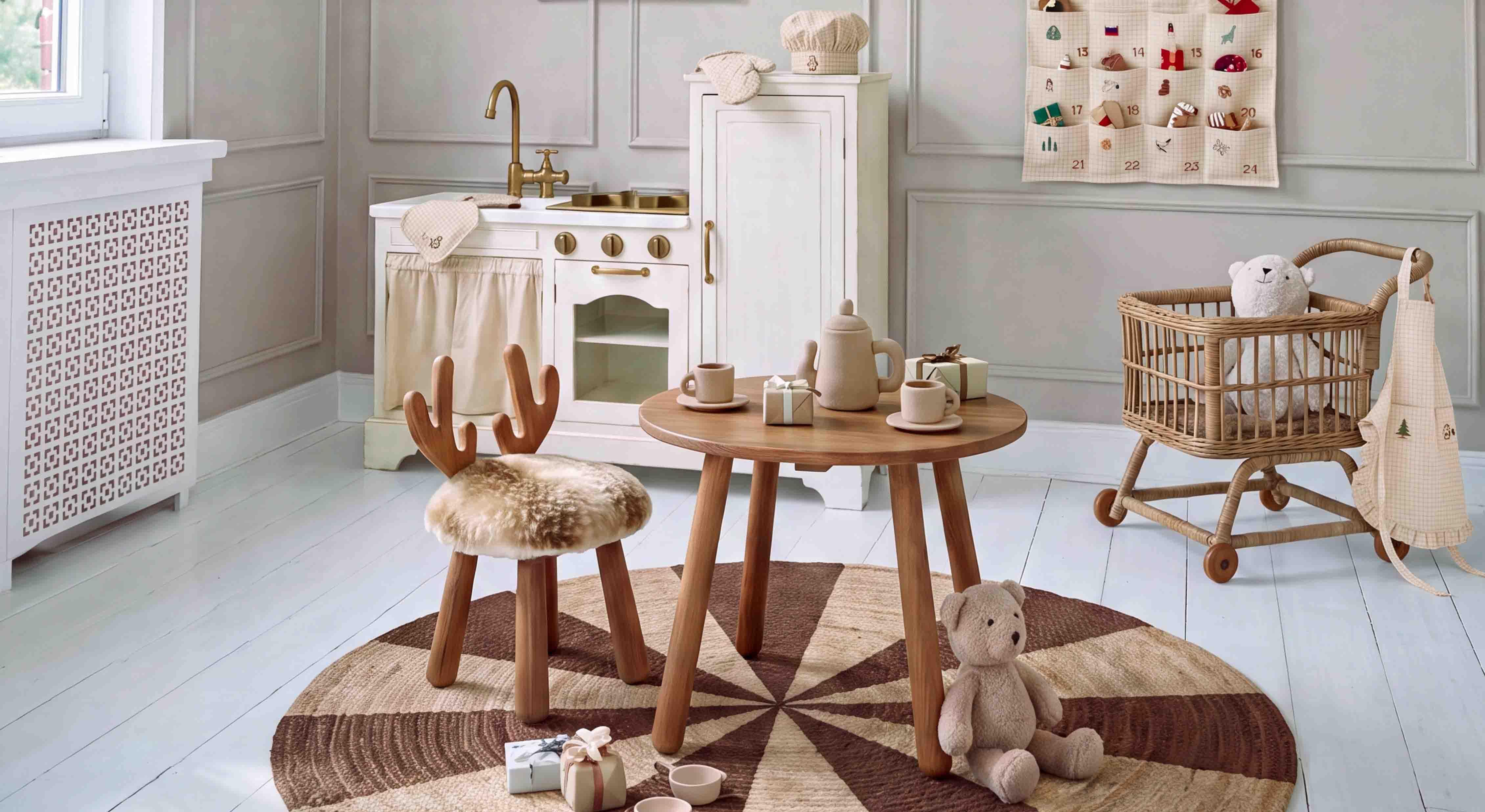 Holztisch und Stuhl mit Fellbezug im Kinderzimmer mit Spielküche und Kuscheltieren