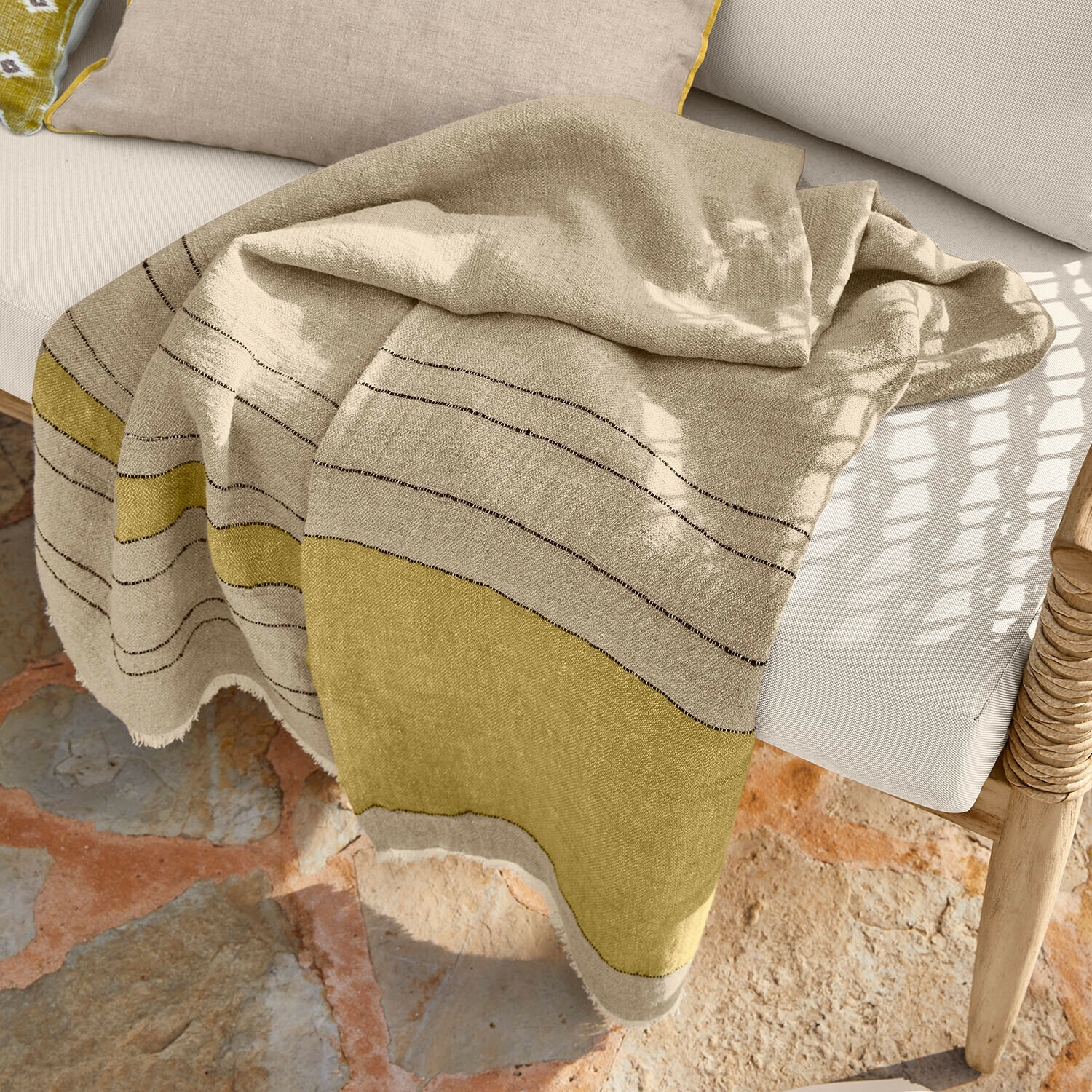 Plaid Brisalda Beige-olivfarbige Leinen-Decke mit feinem Streifenmuster, ideal für Wohnkultur und Entspannung