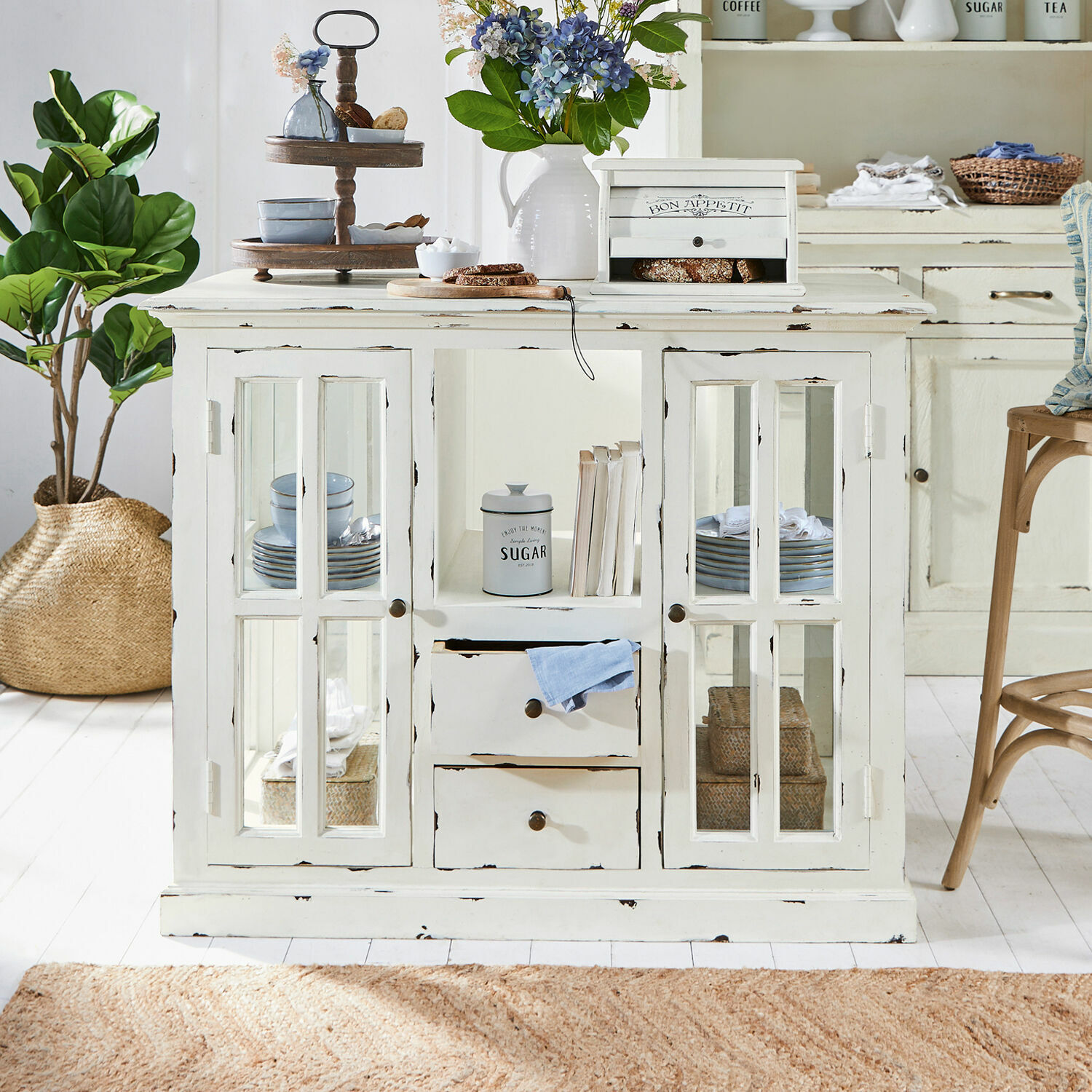 Küchenblock Catigny Weisse Holzkommode mit Glastüren und Schubladen im Vintage-Stil zur Aufbewahrung