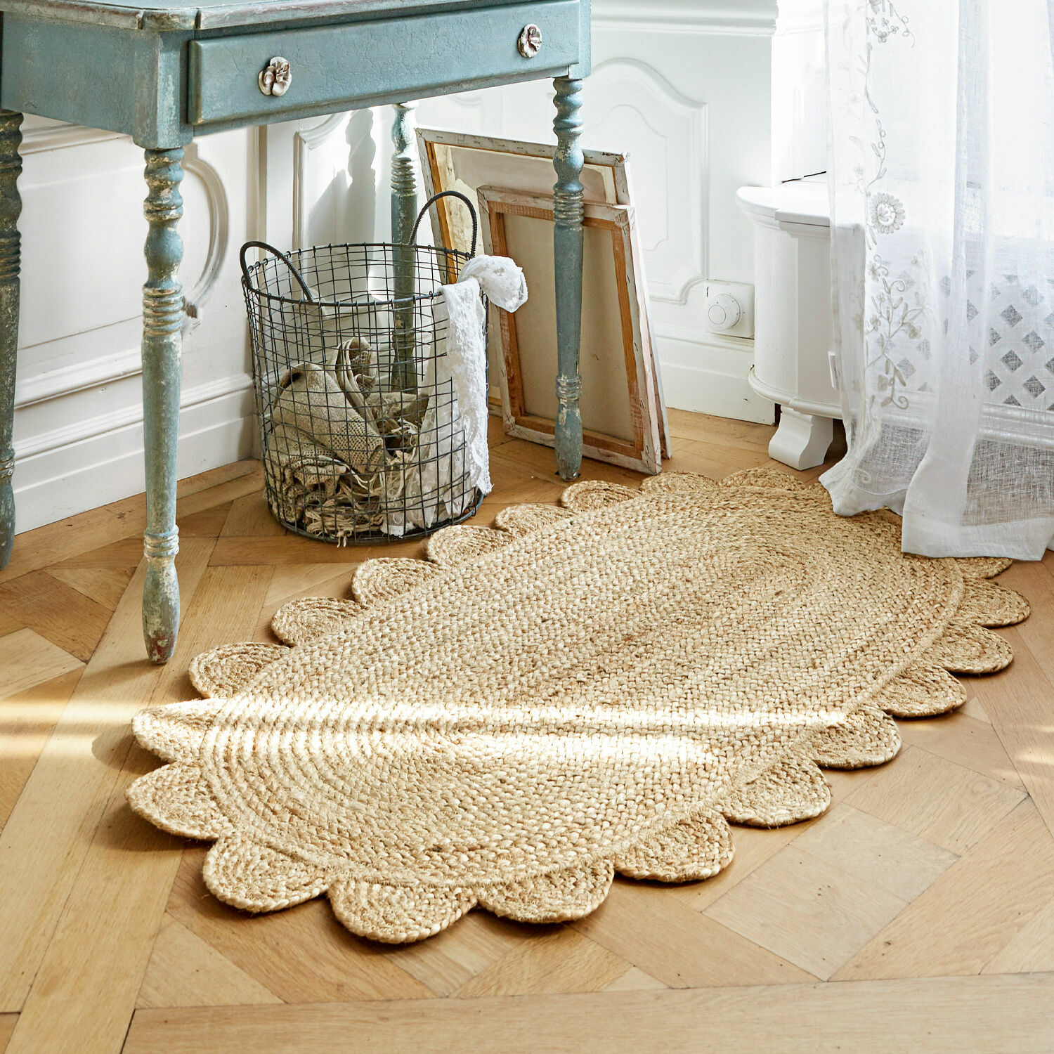Teppich Ferce Ovaler Teppich aus natürlicher Jute mit dekorativem Rand, ideal für die Wohnraumgestaltung.