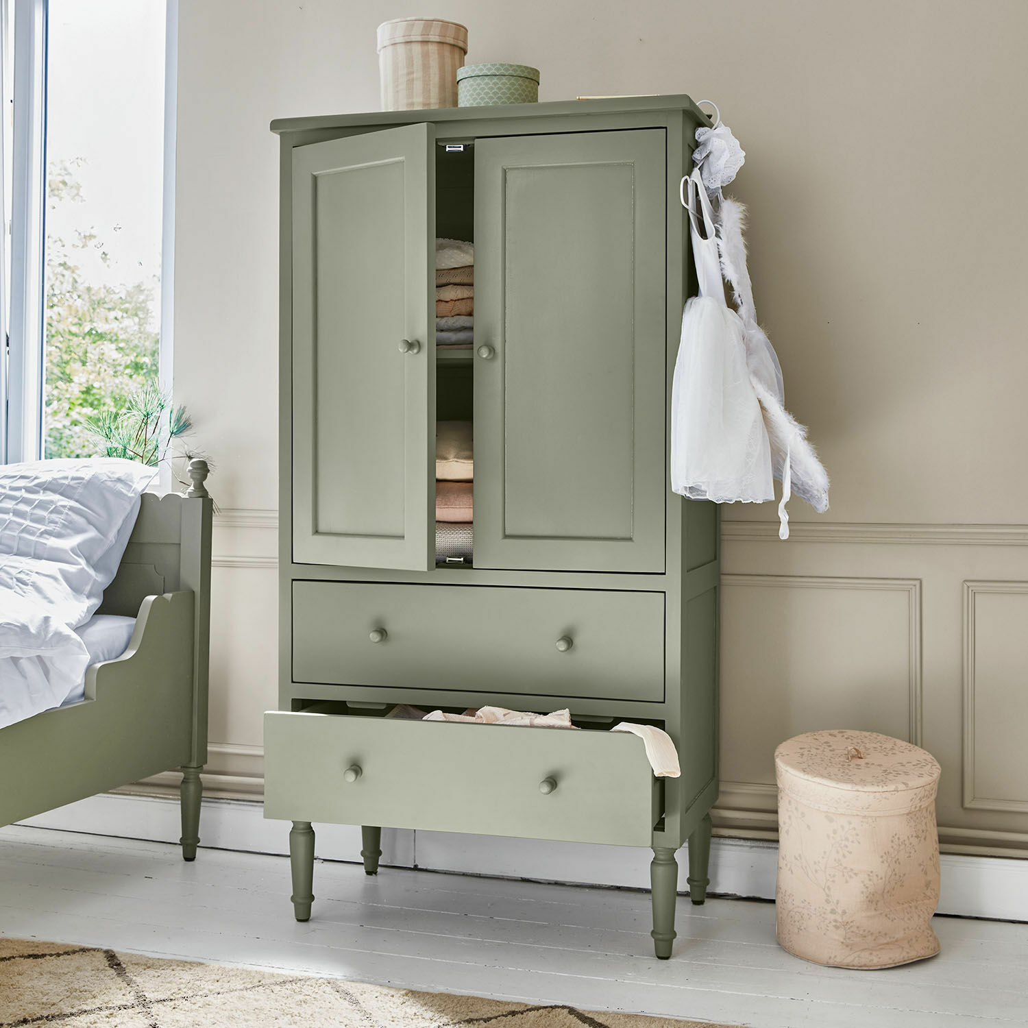 Grüner Holzschrank mit zwei Schubladen und Regalfächern, klassisches Schlafzimmermöbel