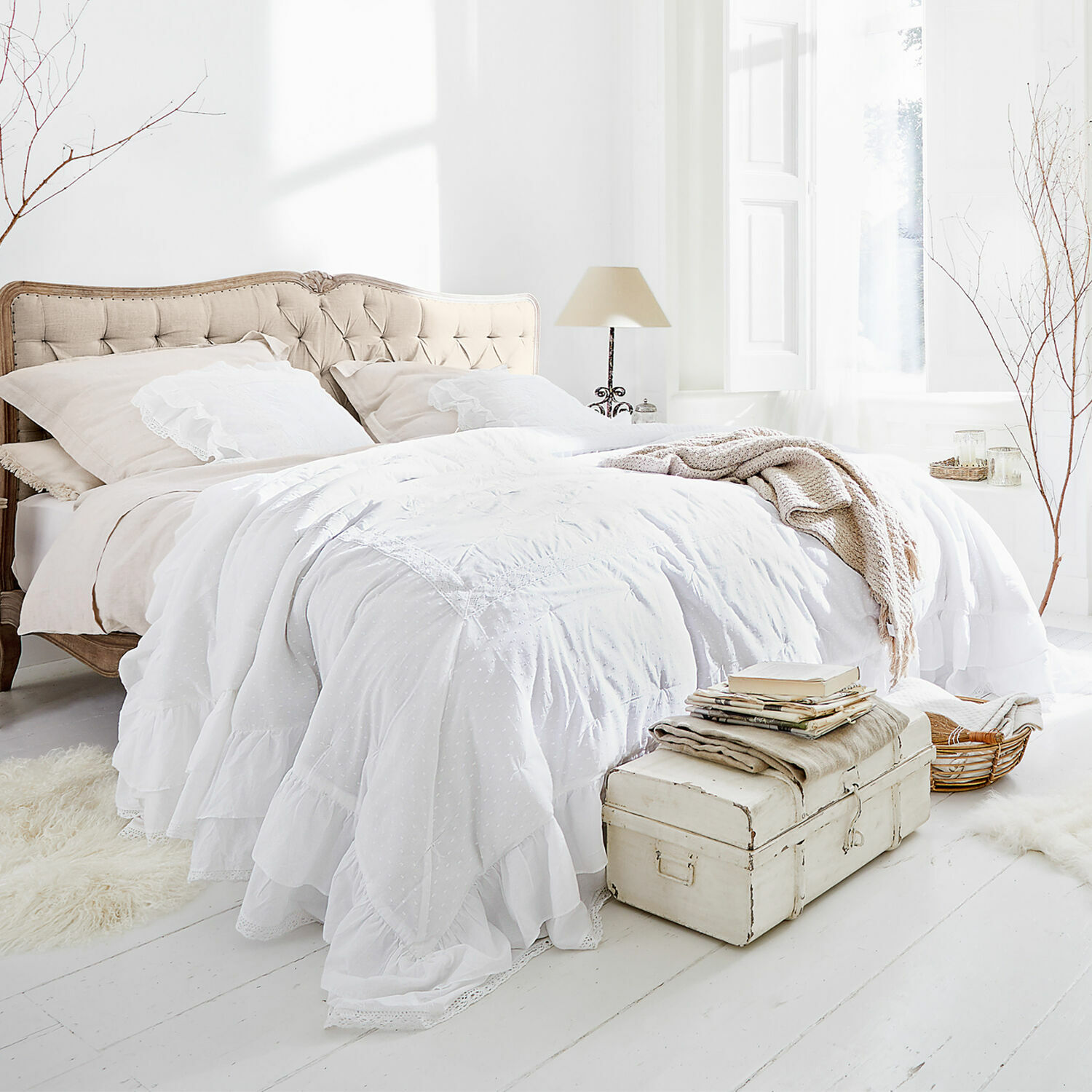 Quilt Pittefaux Gemütliches Schlafzimmer mit beige gepolstertem Bett und weisser Baumwollbettwäsche im Vintage-Stil