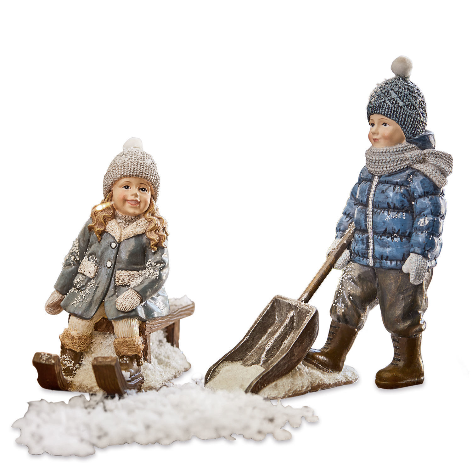 Figur 2er Set Arue Figuren von Kindern in Winterkleidung mit Schal und Mütze spielen im Schnee mit Schaufel und Schlitten.