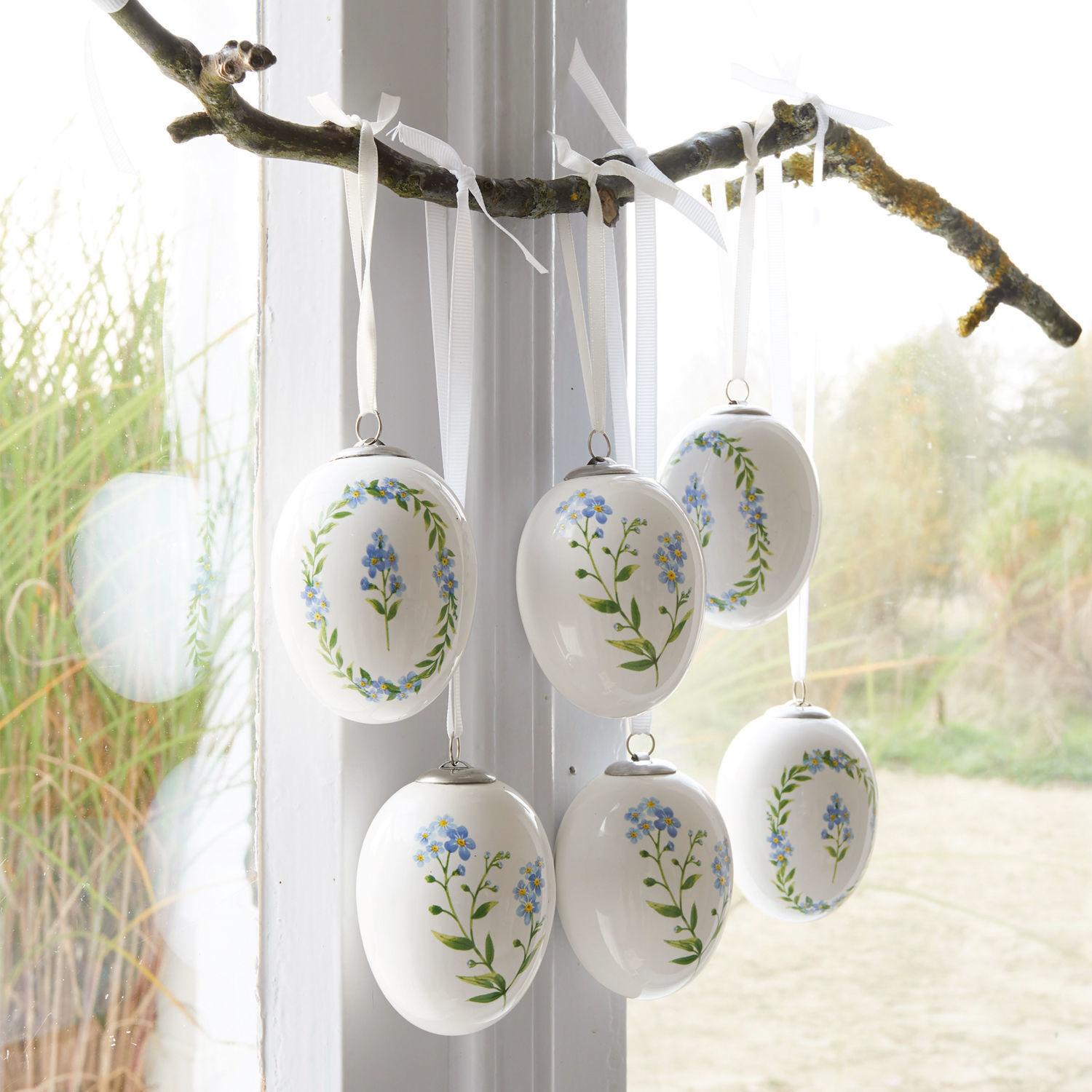 Osterei 6er Set Fierolla Weisse Keramikeier mit blauen Blumen an Zweigen hängend, frühlingshafte Fensterdekoration
