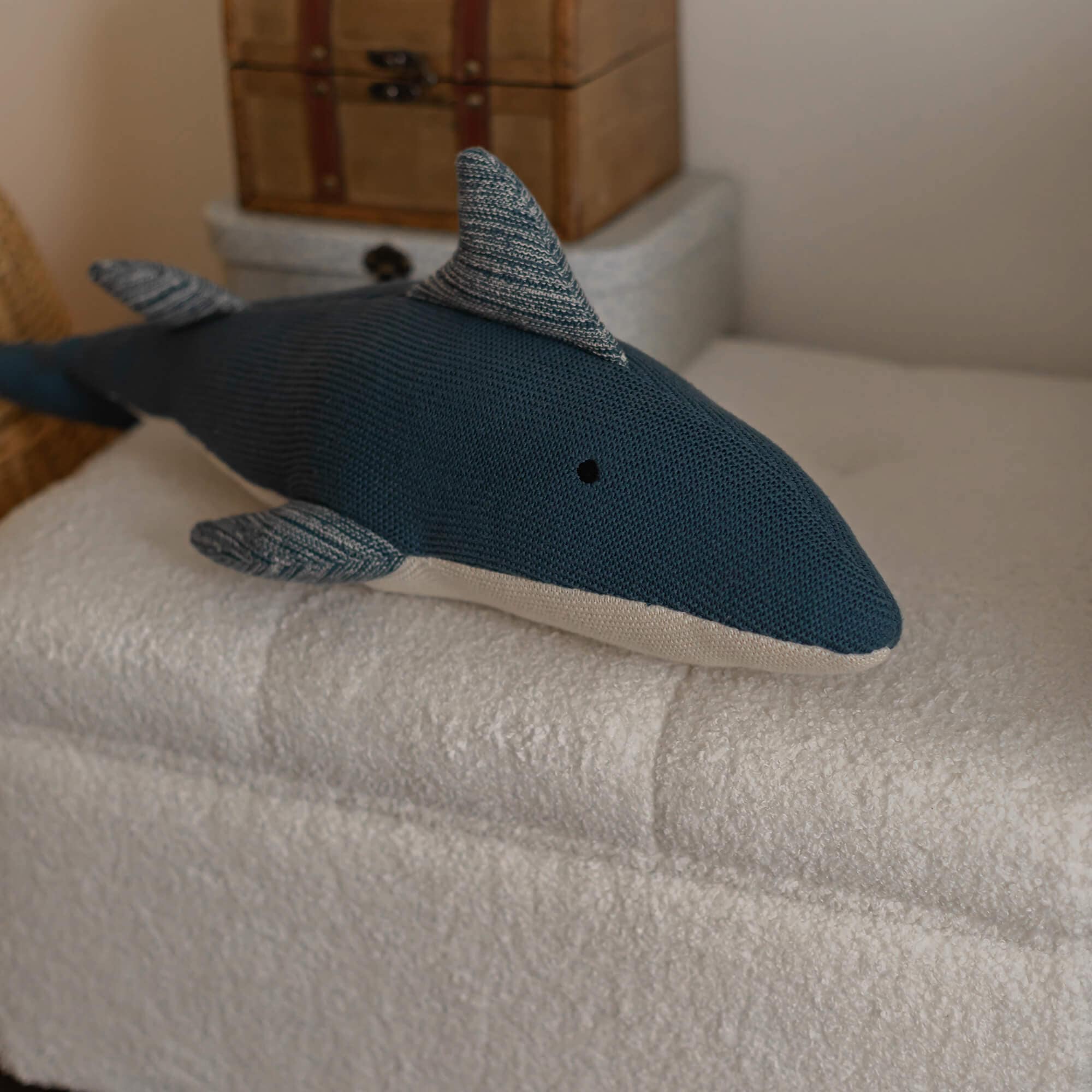 Marineblaue gestrickte Haifisch-Kissenfigur auf weissem, weichem Stoff, Kinderzimmerdekoration