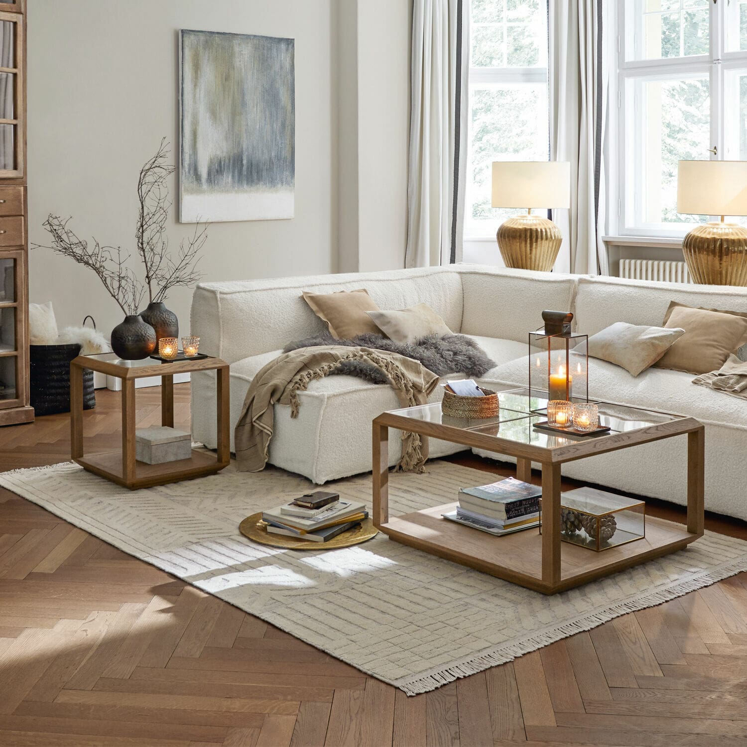 Teppich Bachant Moderner Wohnraum mit weissem Sofa und Holzcouchtischen auf hellem Teppich, Dekoration und Lampen