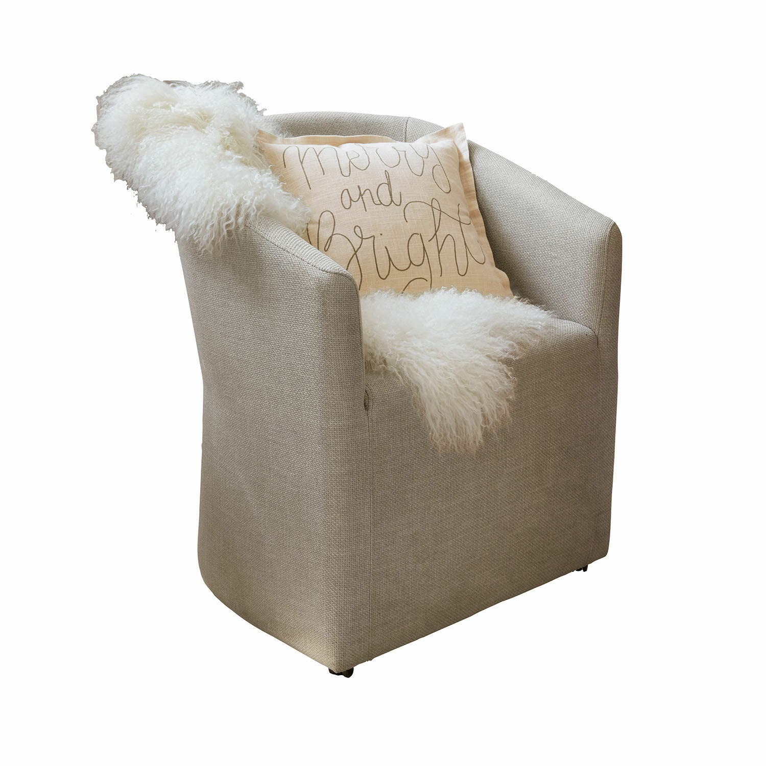 Sessel mit Rollen Holmsen Beiger Polsterfauteuil mit Zierkissen und weissem Fellplaid für gemütliche Wohnräume