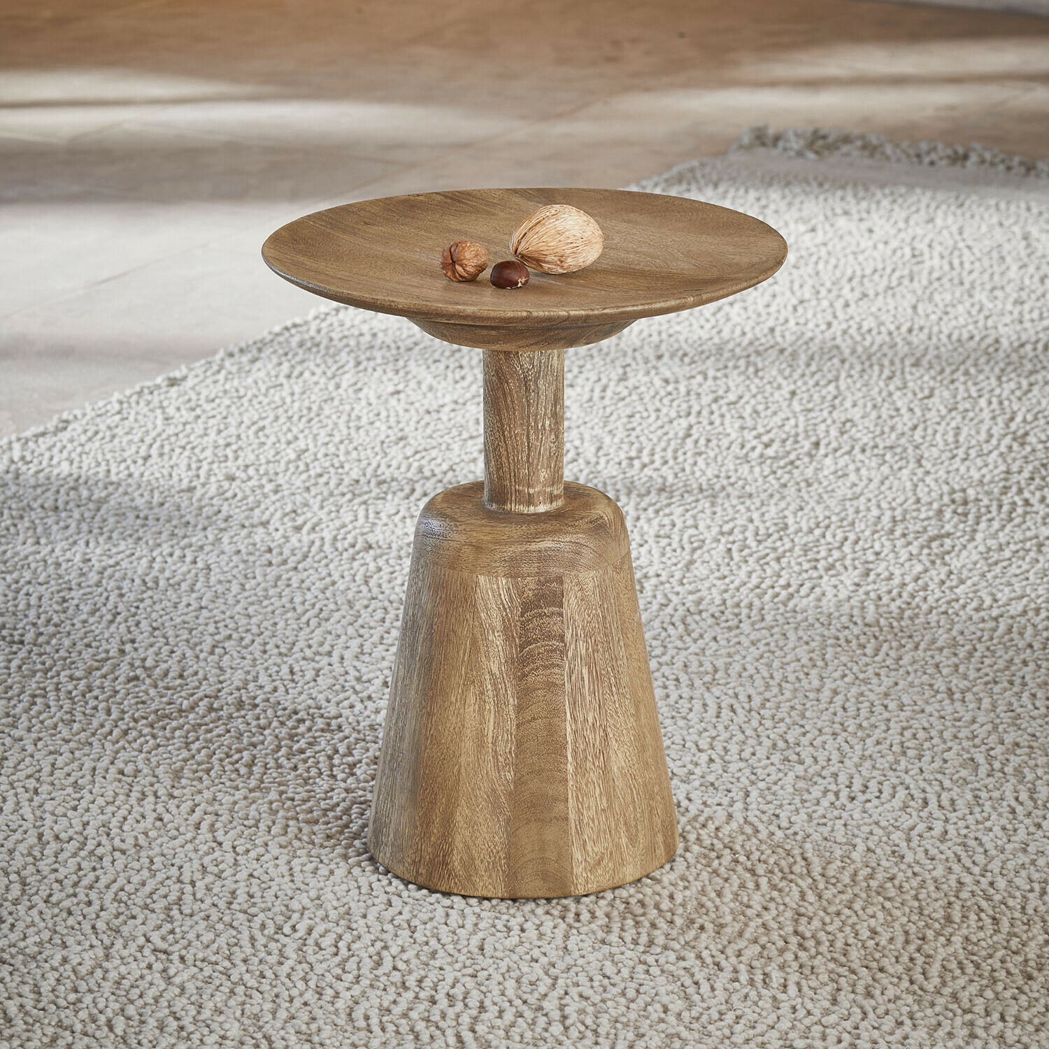 Beistelltisch Ulric Beistelltisch aus Holz in Naturfarbe auf hellem Teppich, minimalistisches Wohnzimmerdesign