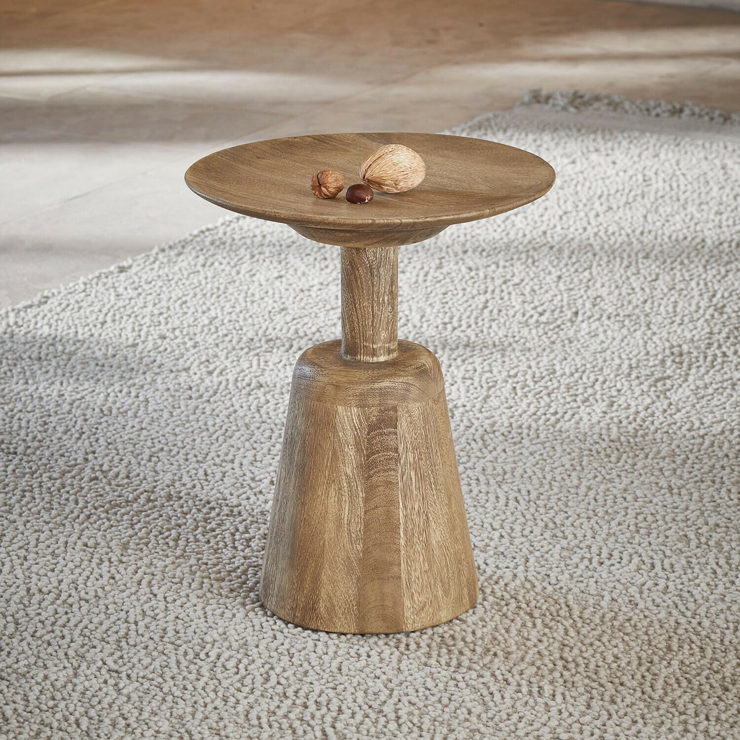 Beistelltisch Ulric Beistelltisch aus Holz in Naturfarbe auf hellem Teppich, minimalistisches Wohnzimmerdesign