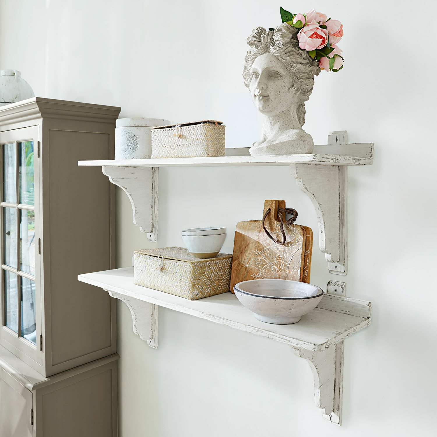 Wandregal 2er Set Yvelique Weisse Holz-Wandregale mit dekorativer Kopfskulptur und Vintage-Küchenaccessoires im Landhausstil