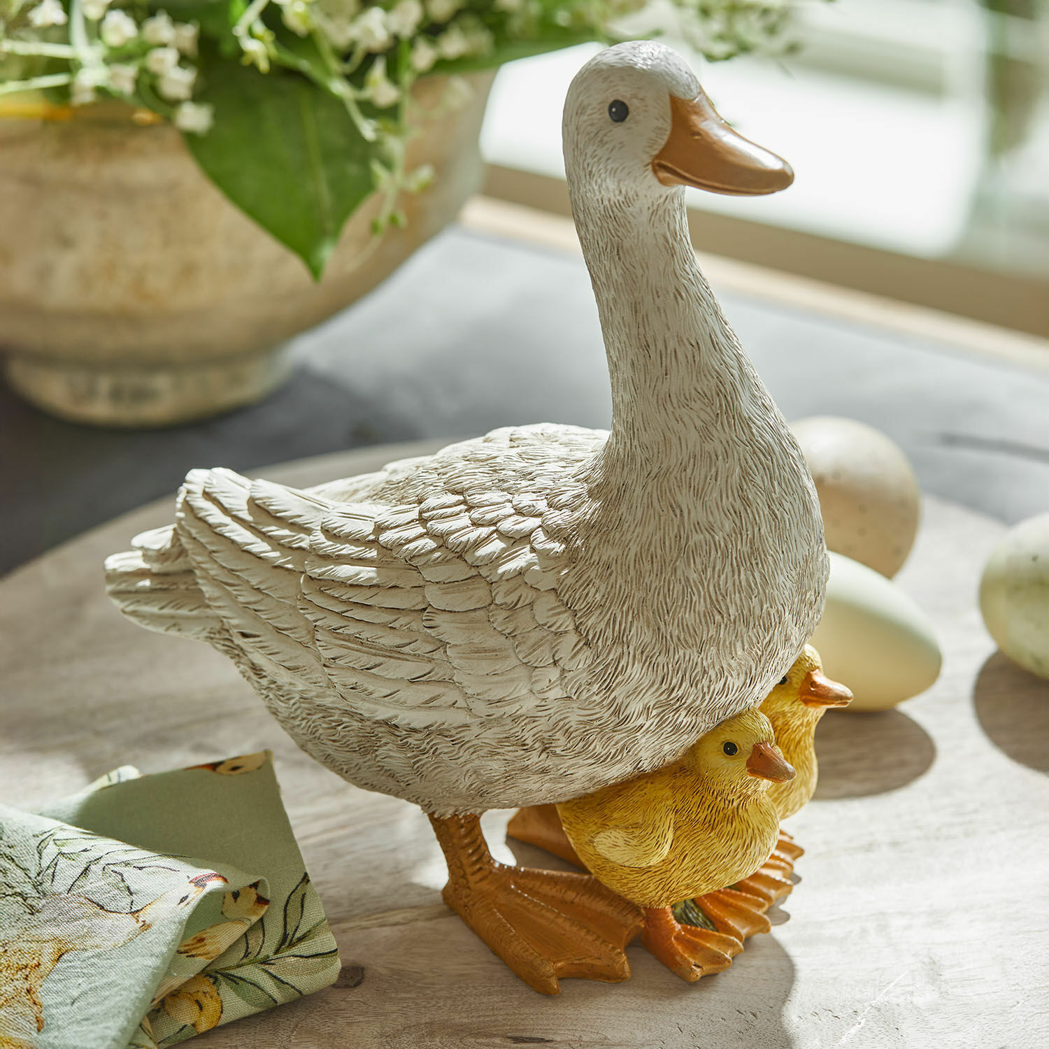Deko-Gans Sunnyo Dekorationsfigur aus Kunststoff einer weissen Ente mit zwei gelben Küken, rustikaler Tischschmuck