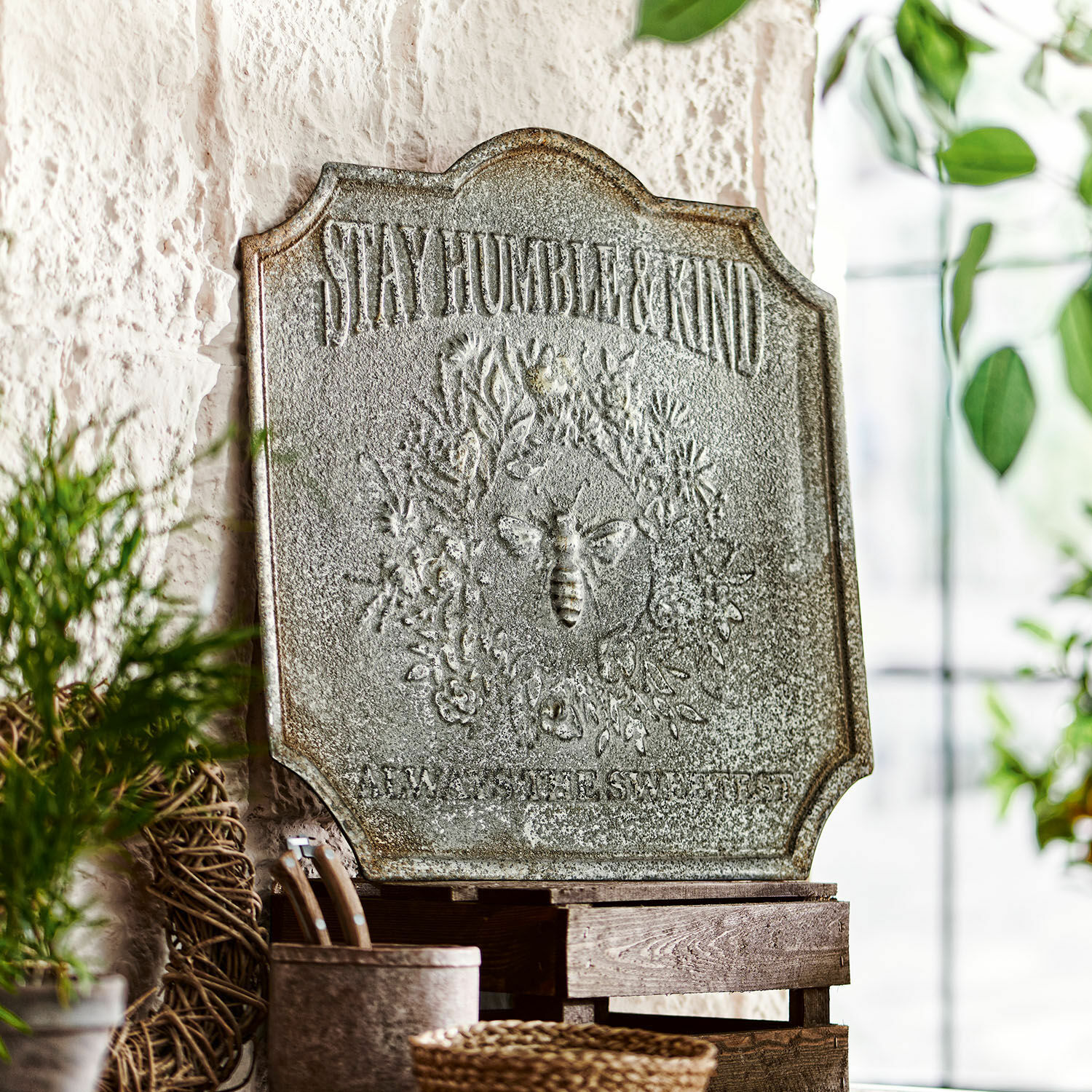 Deko-Schild Humble Metall-Wanddekoration mit Schriftzug «Stay Humble & Kind» und Bienenmotiv im Vintage-Stil