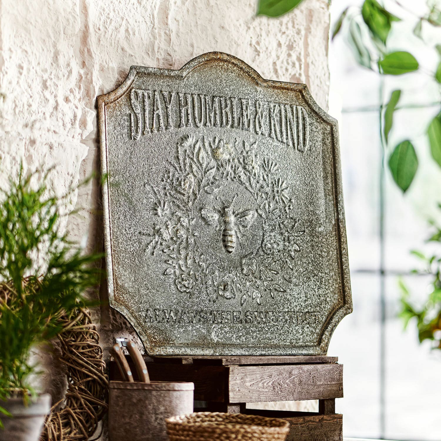 Deko-Schild Humble Metall-Wanddekoration mit Schriftzug «Stay Humble & Kind» und Bienenmotiv im Vintage-Stil