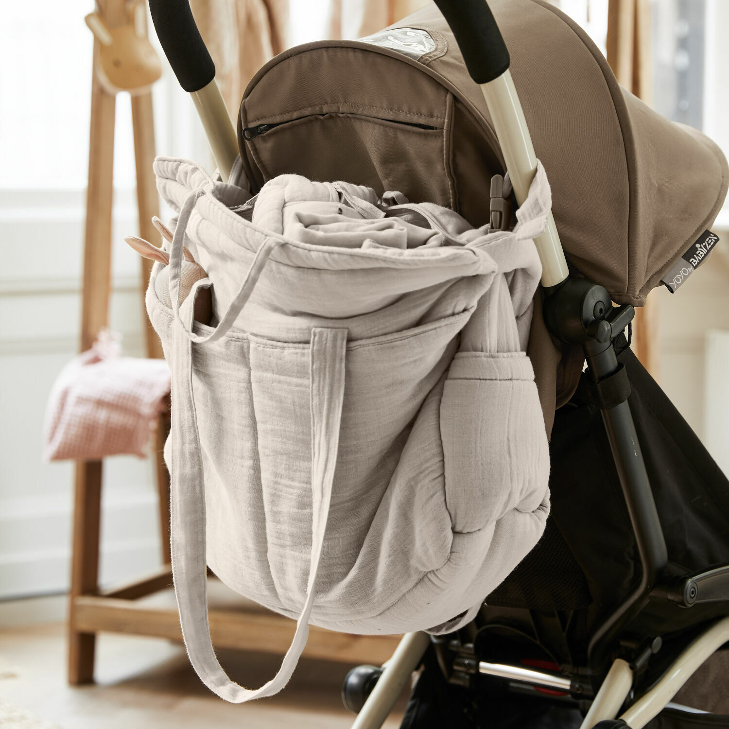 Wickeltasche Mireval Beige Tasche aus weichem Stoff, am Griff des Kinderwagens hängend, praktisches Zubehör für Eltern