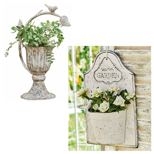 Dekorativer Metall-Blumenhalter im Shabby-Chic-Stil in Weiss mit Vogelmotiven und grünen Pflanzen
