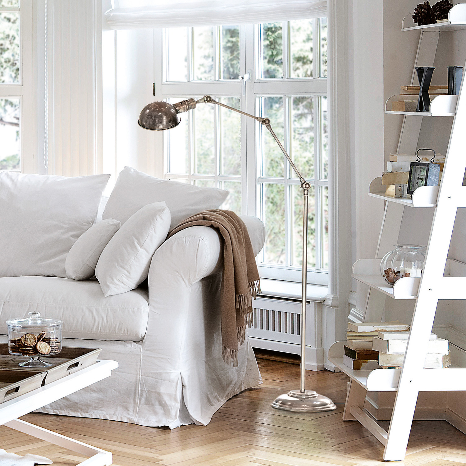 Stehlampe Tulsa Metall-Stehlampe mit verstellbarem Arm im hellen Wohnzimmer mit weissem Sofa und Holzparkett