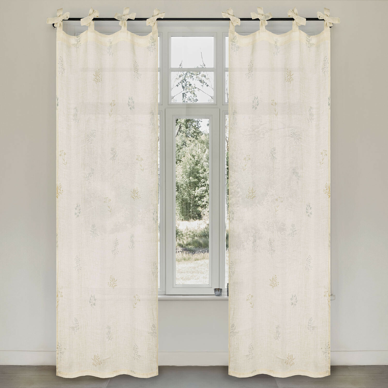 Beige Vorhänge aus leichtem Stoff mit feinem Blumenmuster, dekorative Fensterdekoration